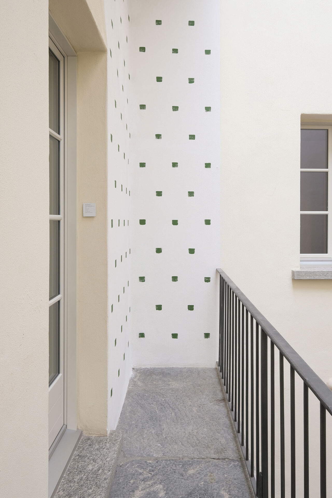 Niele Toroni, Impronte di pennello no. 50 wiederholt in regelmäßigen Abständen von 30 cm (1991; Acryl auf Wand, ortsspezifische Abmessungen; Ascona, Museo Comunale d'Arte Moderna, Städtische Sammlung Ascona). © 2025, ProLitteris, Zürich; Foto © Studio Daulte Niele Toroni, Impronte di pennello no. 50 wiederholt in regelmäßigen Abständen von 30 cm (1991; Acryl auf Wand, ortsspezifische Abmessungen; Ascona, Museo Comunale d'Arte Moderna, Städtische Sammlung Ascona). © 2025, ProLitteris, Zürich; Foto © Studio Daulte