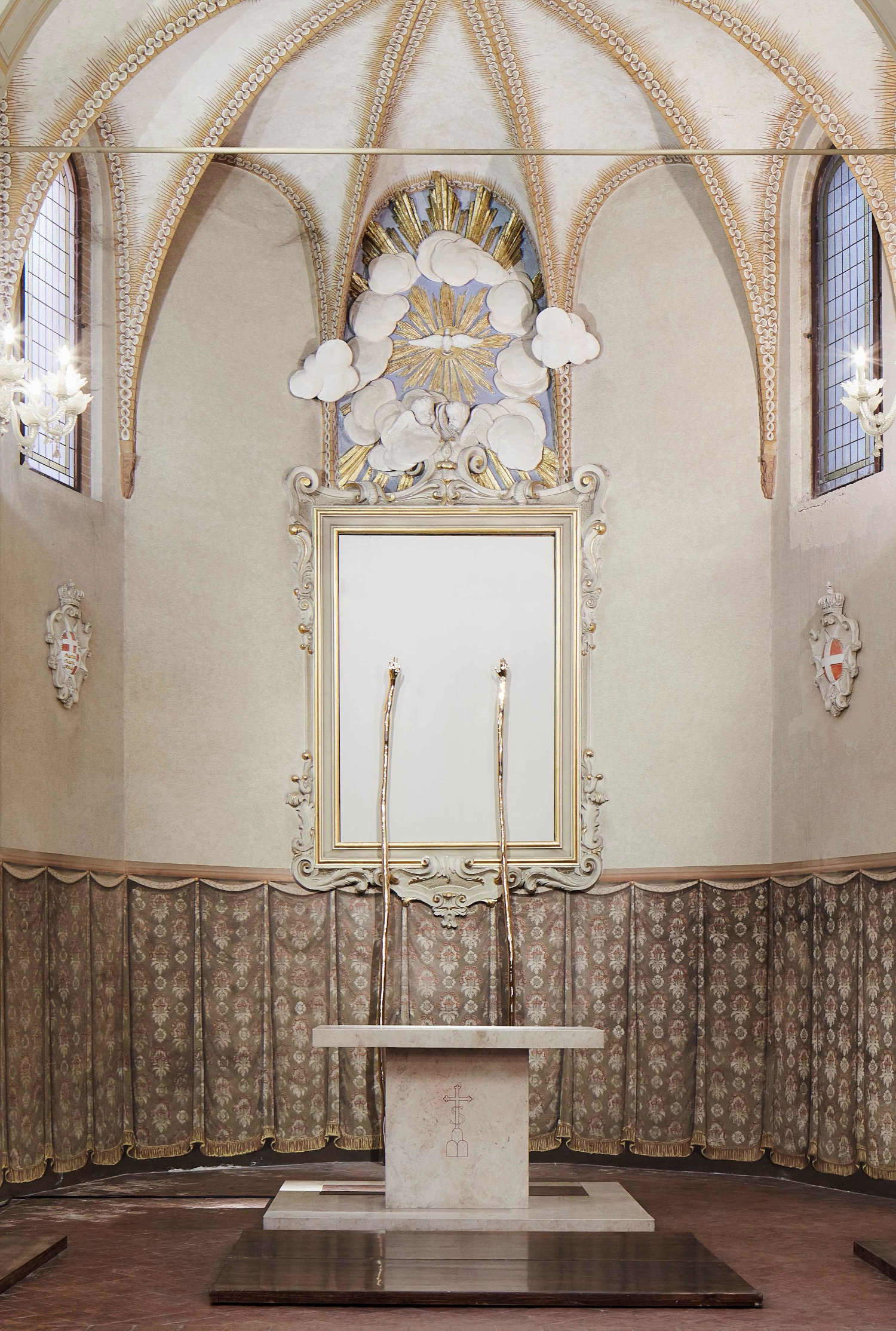 Nina Carini, Hände wie Äste, die den Himmel berühren (2024; Bronze, 379 x 12 cm, 382 x 12 cm). Foto: Carlo Favero