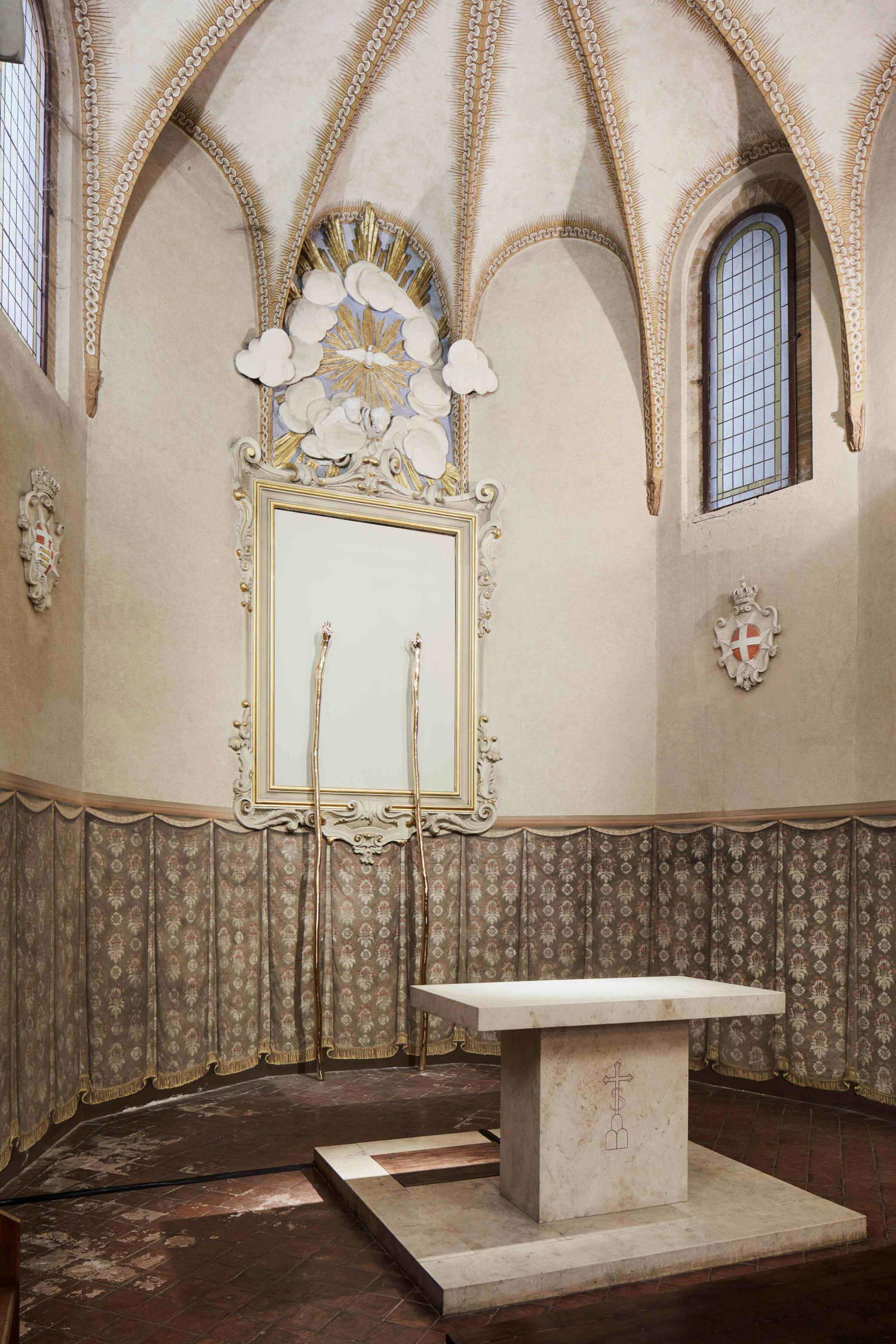 Nina Carini, Hände wie Äste, die den Himmel berühren (2024; Bronze, 379 x 12 cm, 382 x 12 cm). Foto: Carlo Favero