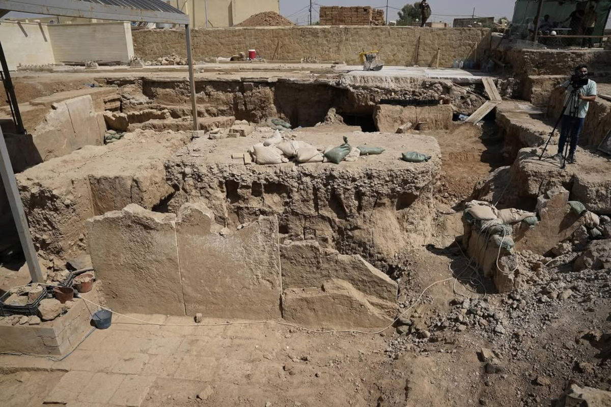 Ein zweites Lamassu aus dem Palast von König Esarhaddon taucht in Ninive wieder auf. Foto: &copy;Ministerium für Kultur, Tourismus und Archäologie des Irak - Ig Profile