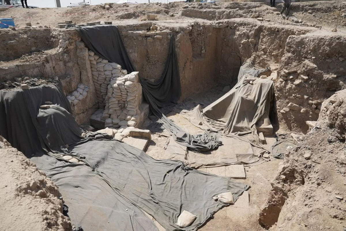 Ein zweites Lamassu aus dem Palast von König Esarhaddon taucht in Ninive wieder auf. Foto: &copy;Ministerium für Kultur, Tourismus und Archäologie des Irak - Ig Profile