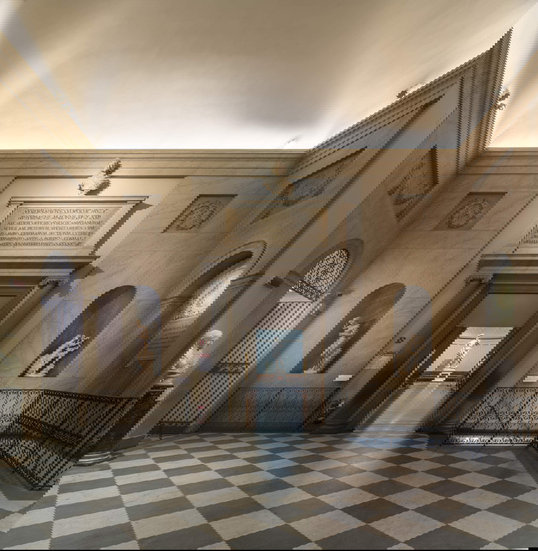 Nueva exposición a la salida de la Galería