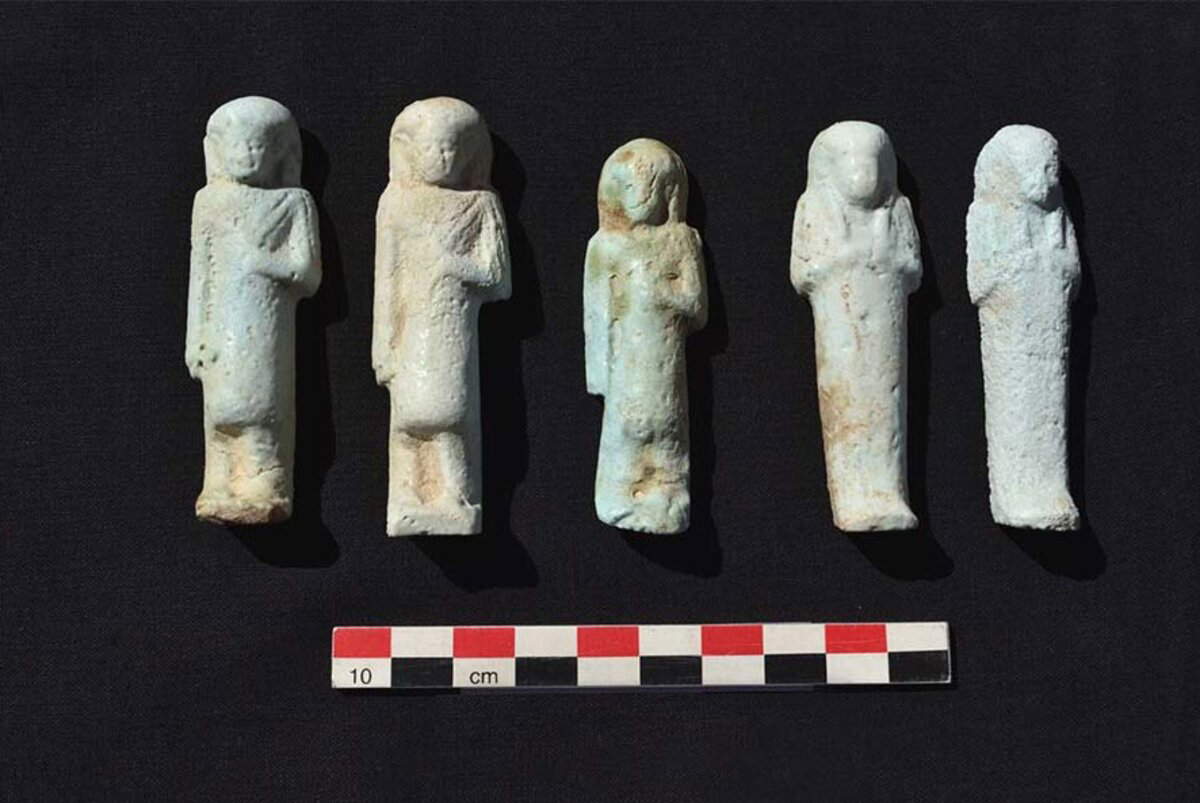 Oggetti scoperti nel Ramesseum. Su concessione del Ministero del Turismo e delle Antichit&agrave;