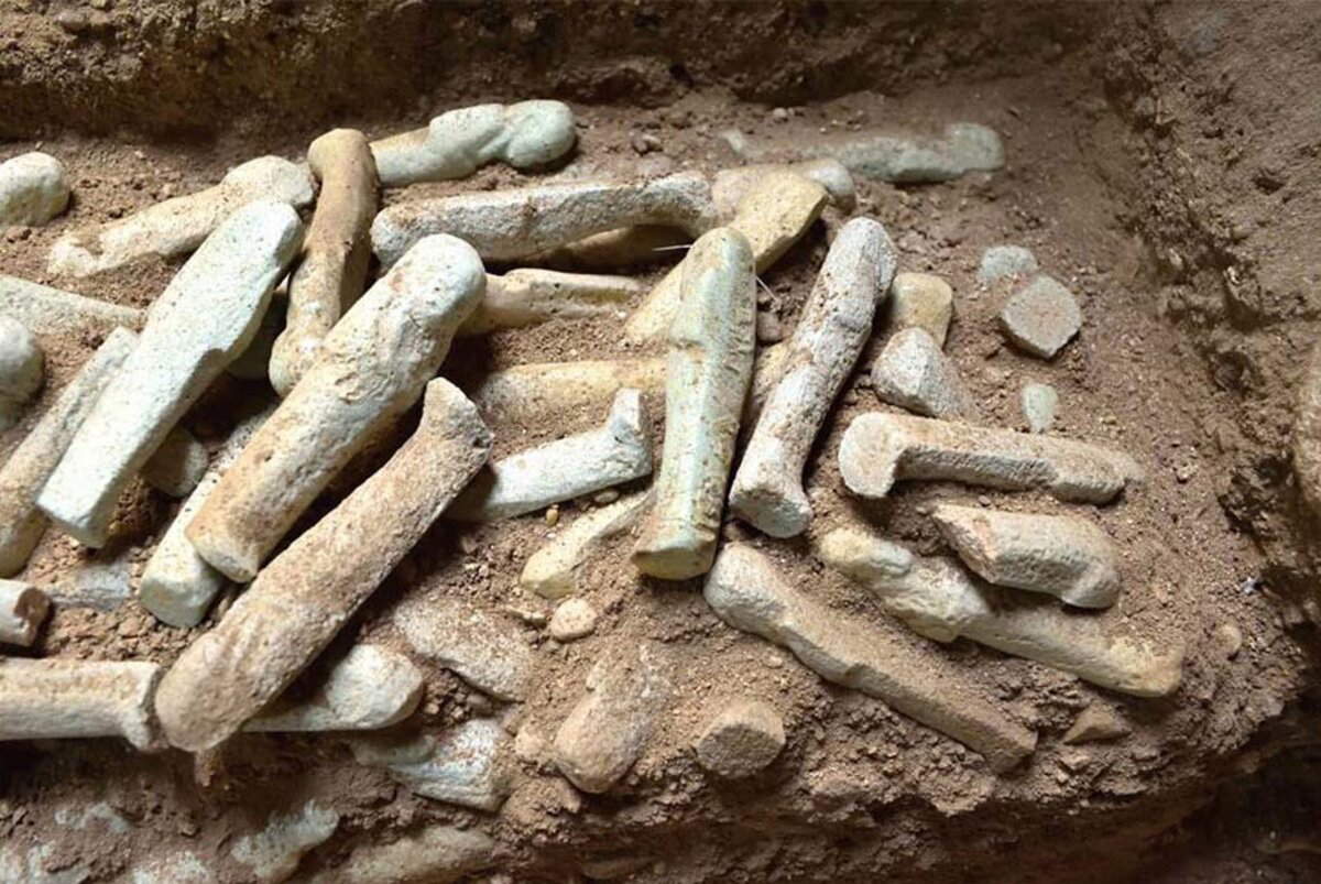 Oggetti scoperti nel Ramesseum. Su concessione del Ministero del Turismo e delle Antichit&agrave;