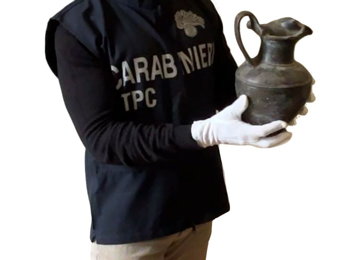 Grey impasto trilobate oinochoe, Grey impasto trilobate oinochoe (7th cent. BCE,h 26 cm). (7th cent. b.c.e.; 26 cm).