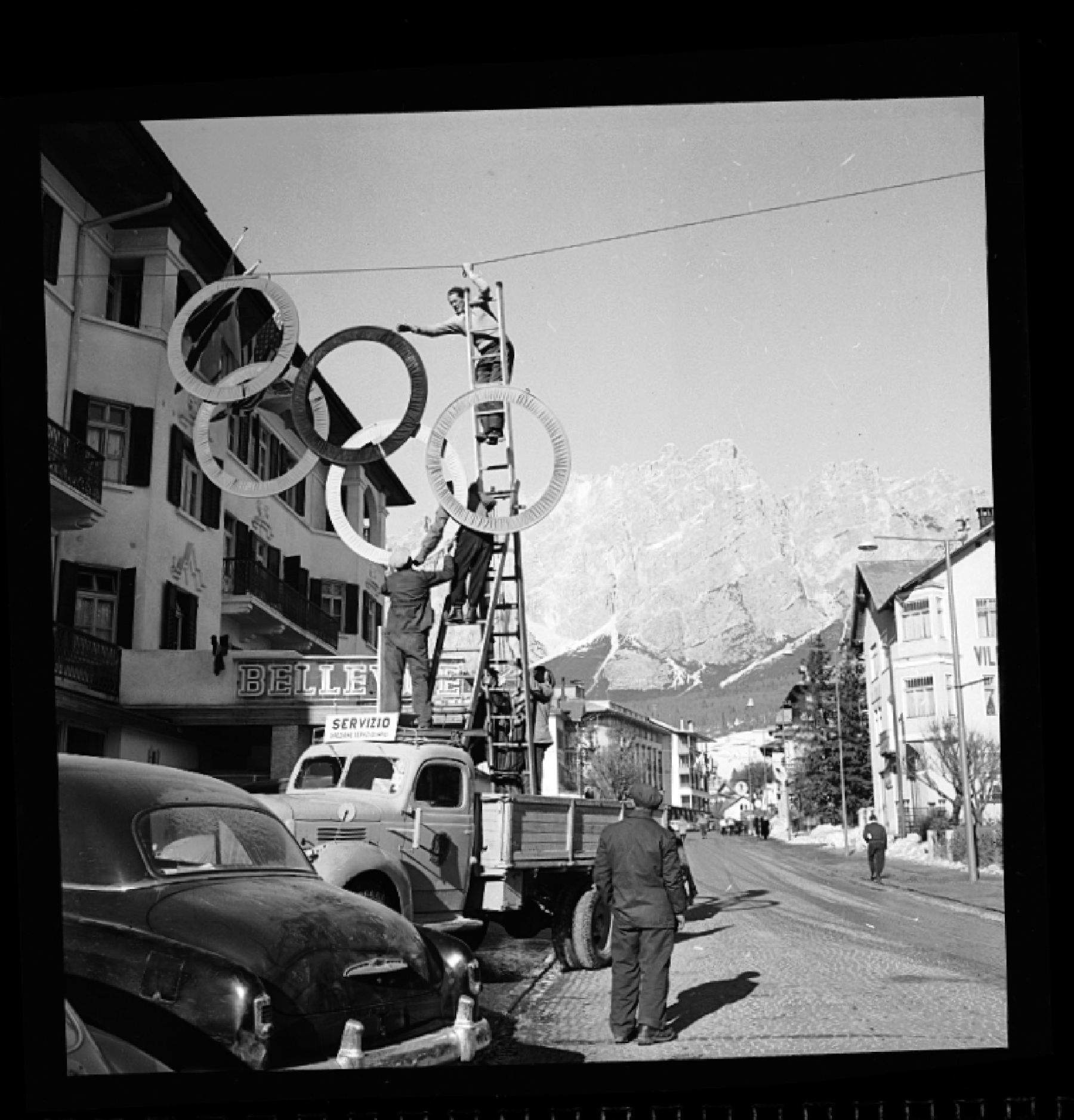 Décorations dans les rues de Cortina d'Ampezzo, 25 janvier 1956. Photographie Publifoto &copy; Intesa Sanpaolo Publifoto Archive
