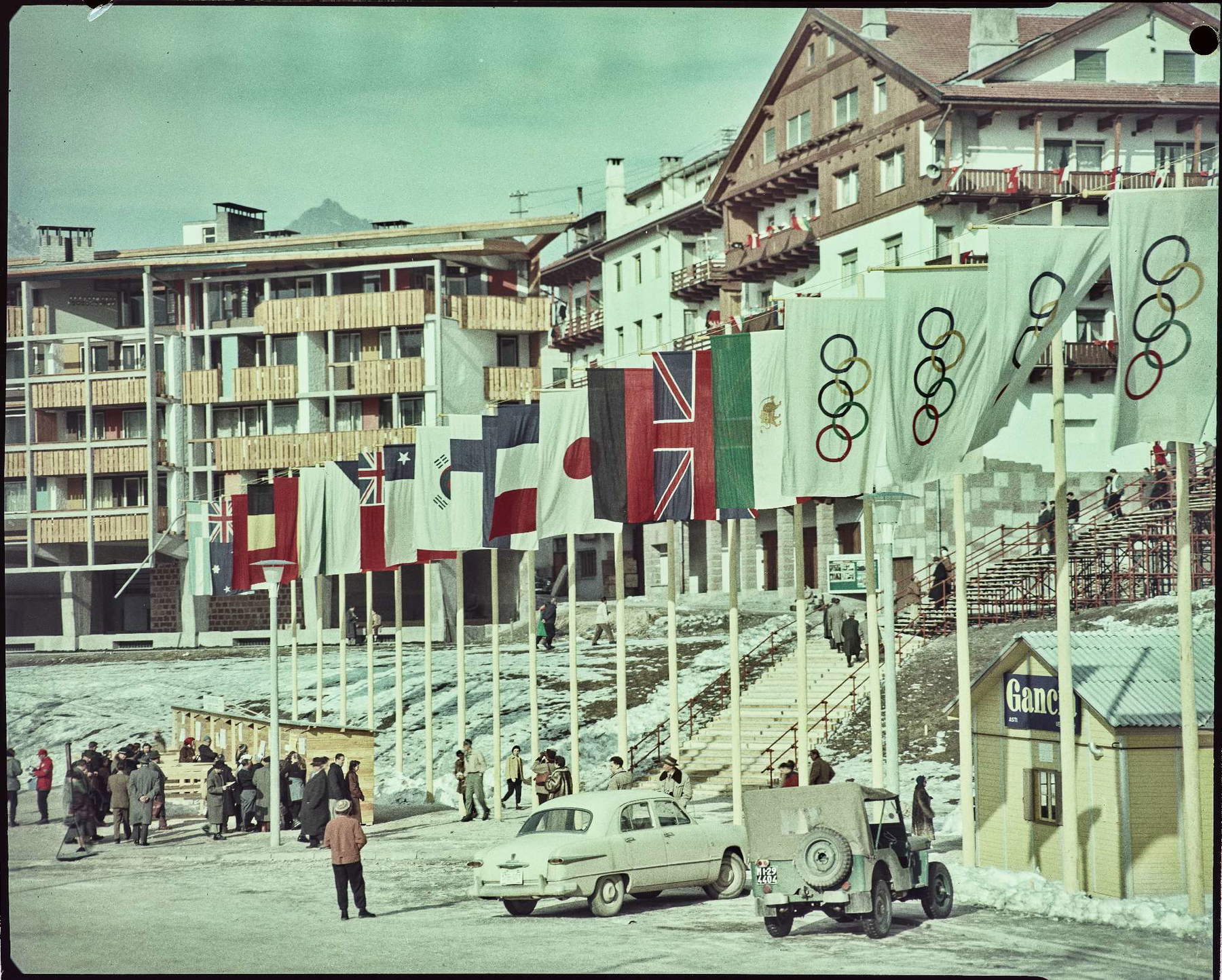 Exposition de drapeaux à la billetterie des 7e Jeux Olympiques d'hiver, janvier-février 1956. Photographie Publifoto &copy; Intesa Sanpaolo Publifoto Archive