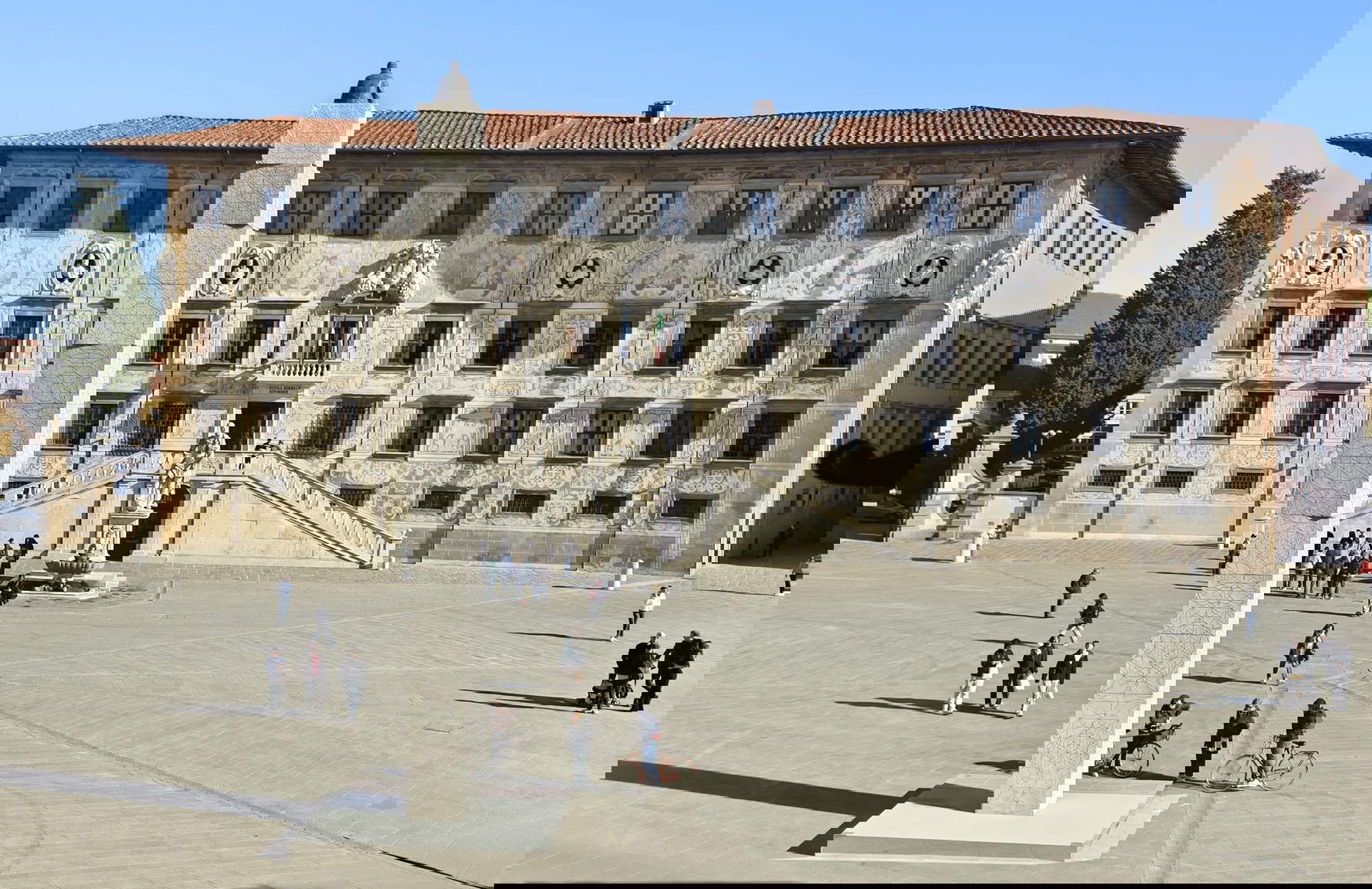 Pisa, ein dreizehn Meter hoher Turm erhebt sich auf der Piazza dei Cavalieri: es ist OPERAE von Gianni Lucchesi