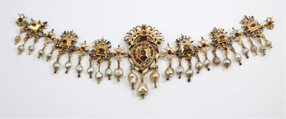 Orfebre siciliano de la primera mitad del siglo XVII, collar, oro, esmalte, rubíes y perlas (Colección particular)