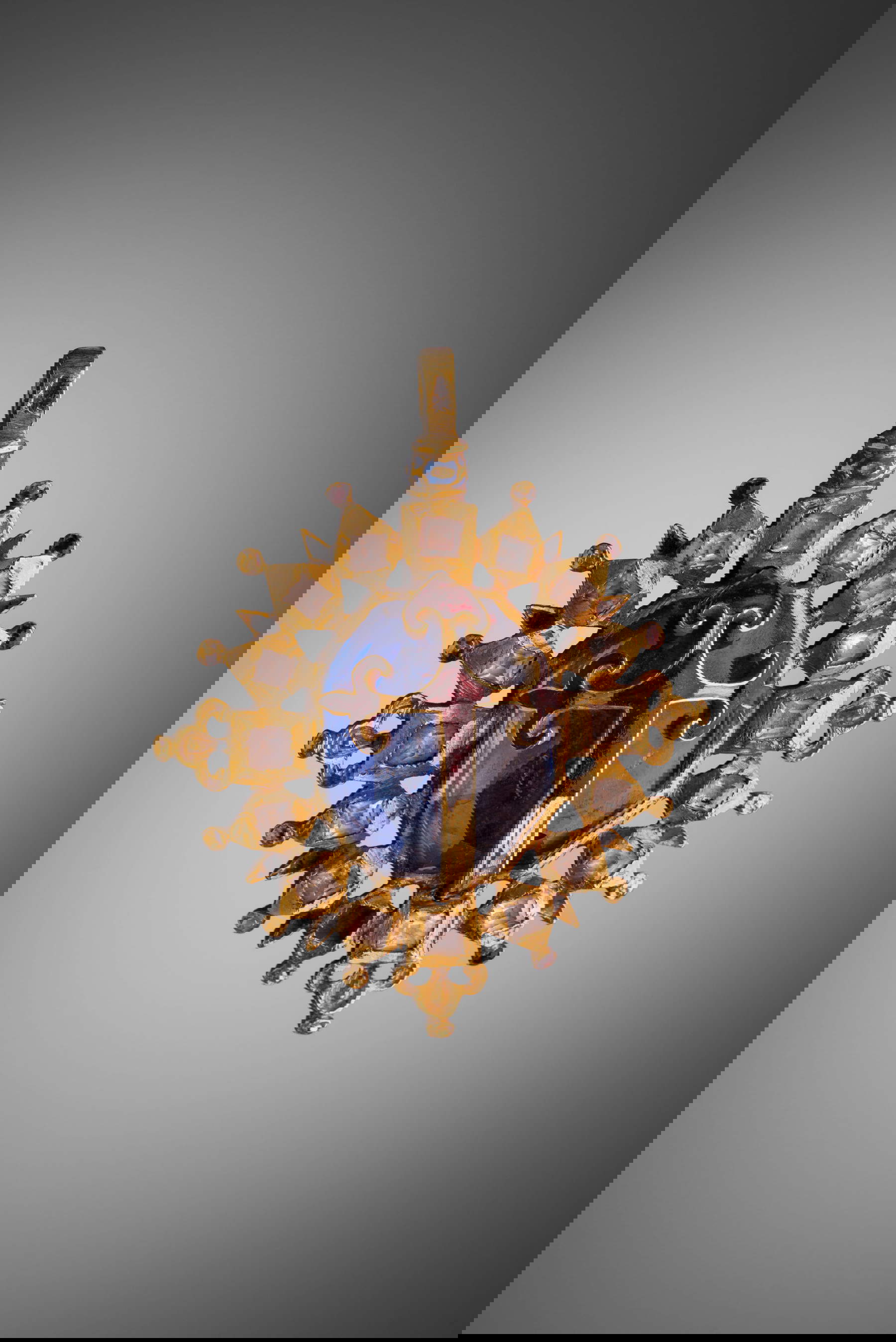 Orfebre siciliano, colgante de la Orden de Santiago de la Espada (antes de 1647; oro, esmalte y gemas; Trapani, Museo Regional Agostino Pepoli)