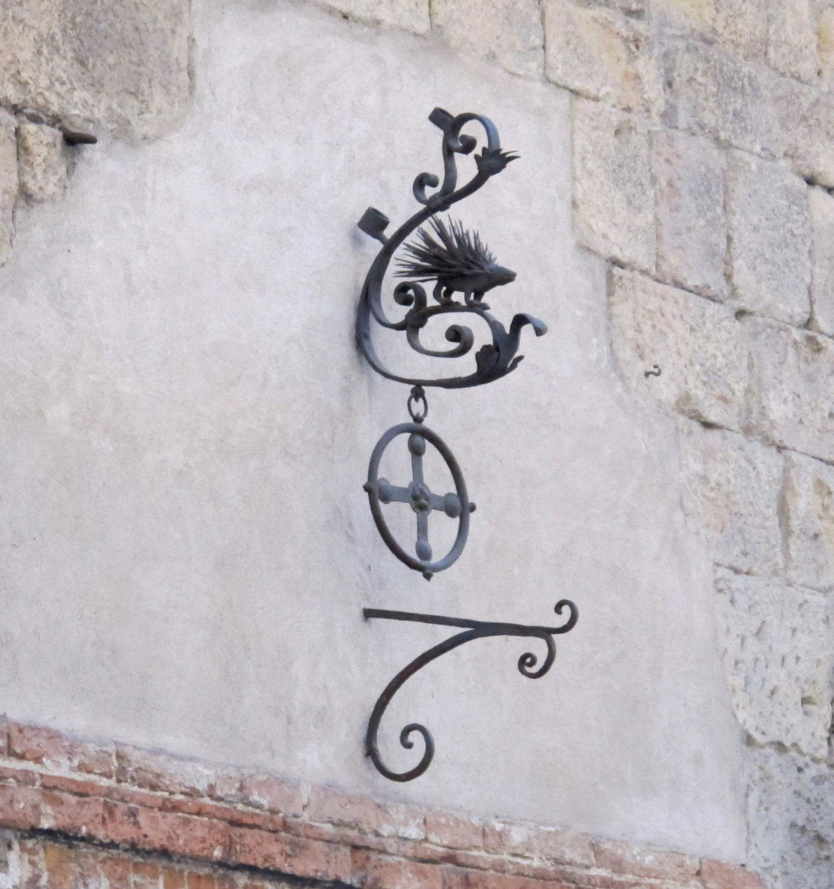 Oratorio dei Santi Vincenzo e Atanasio, ferro con istrice. Foto: Wikimedia Commons &ndash; Sailko