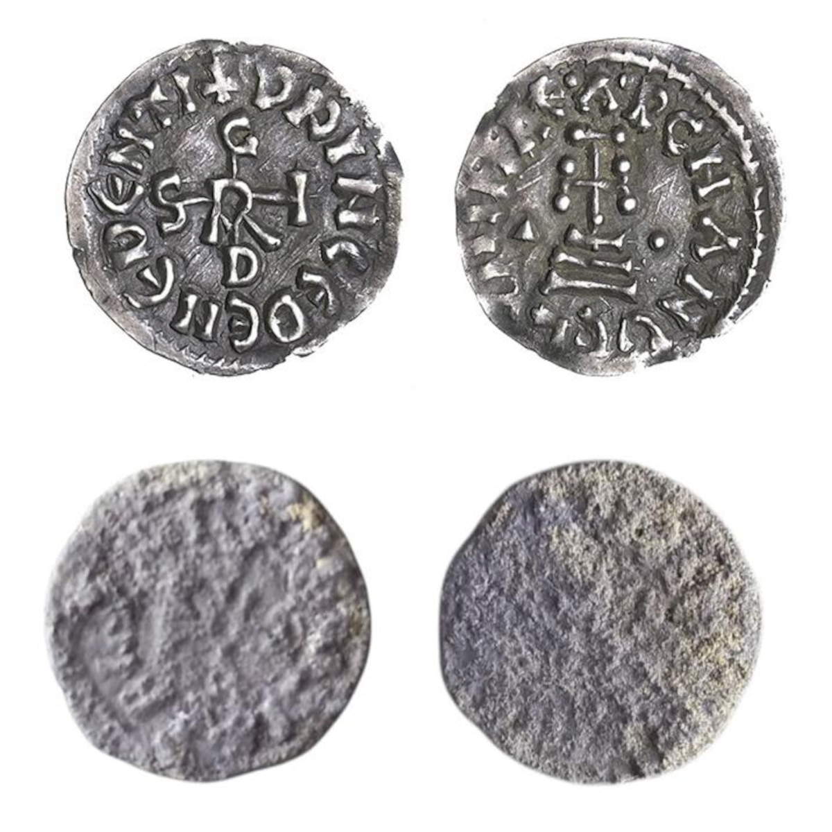 Moneta d'argento longobarda del principe Sicardo di Benevento risalente all'832-839 d.C., proveniente da Parco Montalbano, Oria (sotto) e immagini dello stesso tipo di moneta una volta ripulita (sopra). Foto: © Soprintendenza Archeologia Belle Arti e Paesaggio per le province di Brindisi, Lecce e Taranto