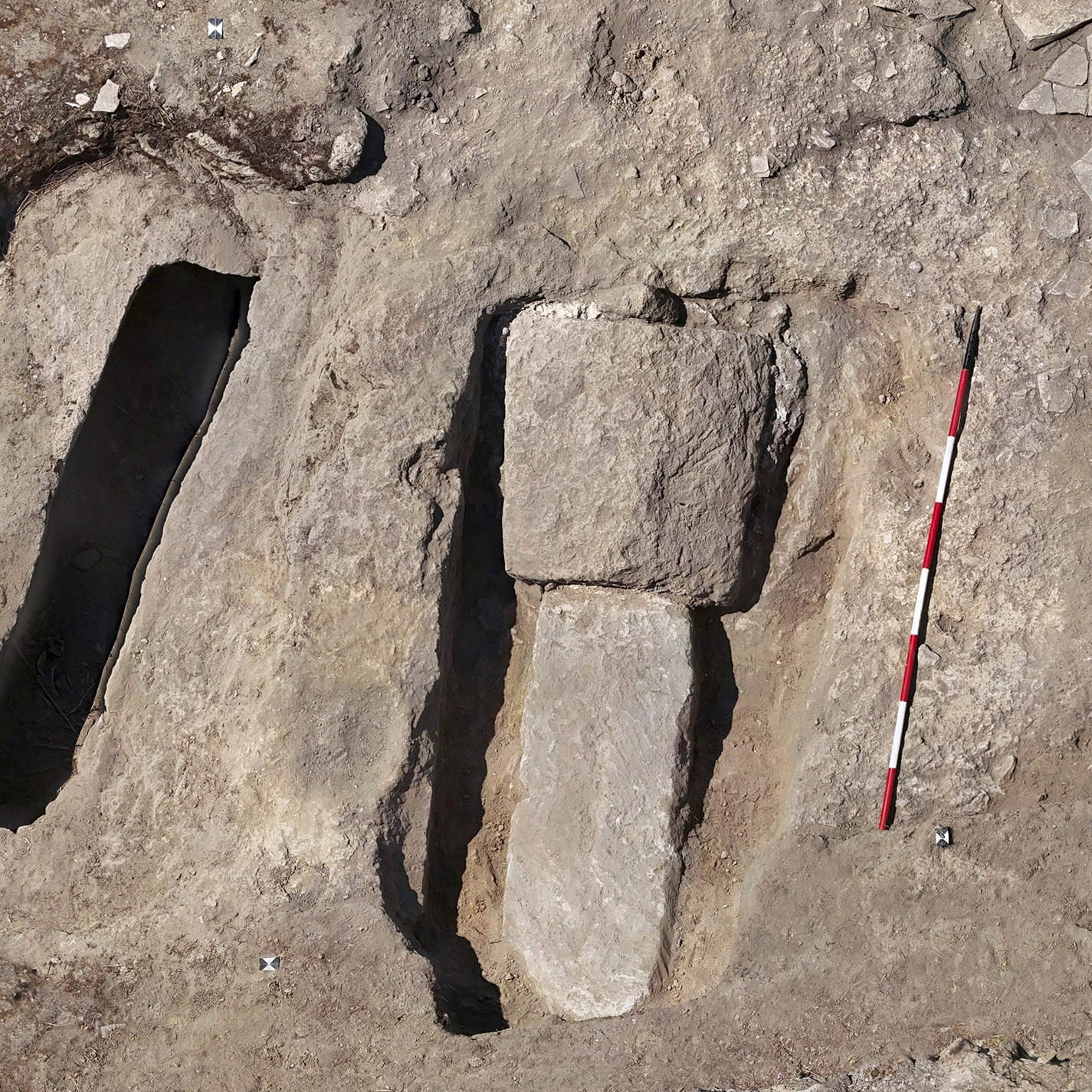 Due sepolture bizantine da Parco Montalbano, Oria. Quella a destra conteneva due adulti, probabilmente donne, e almeno cinque bambini. Foto: © Soprintendenza Archeologia Belle Arti e Paesaggio per le province di Brindisi, Lecce e Taranto