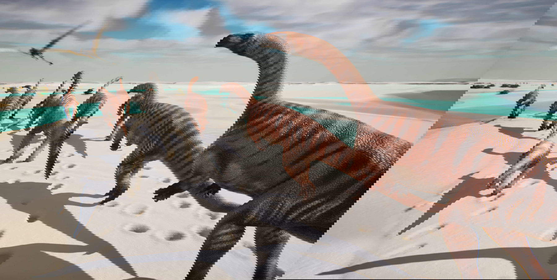 Reconstruction paléo-artistique de ce que pouvait être l'environnement il y a environ 210 millions d'années, aujourd'hui conservé dans les roches de la vallée de Fraele (parc du Stelvio). Le long du rivage de l'océan Téthys, un troupeau de dinosaures prosauropodes se promène à marée basse sur une vaste plaine de carbonate boueuse. De jeunes spécimens sont également présents dans le troupeau, comme l'indiquent de petites empreintes fossiles. Les mâles et les femelles sont représentés ici dans des couleurs différentes. Illustration de Fabio Manucci, Arch. PaleoStelvio (PNS, MSNM, SABAP CO-LC).