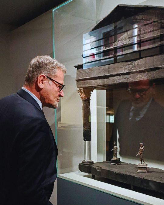Massimo Osanna visita la exposición de objetos de madera que sobrevivieron a la erupción del año 79 d.C.