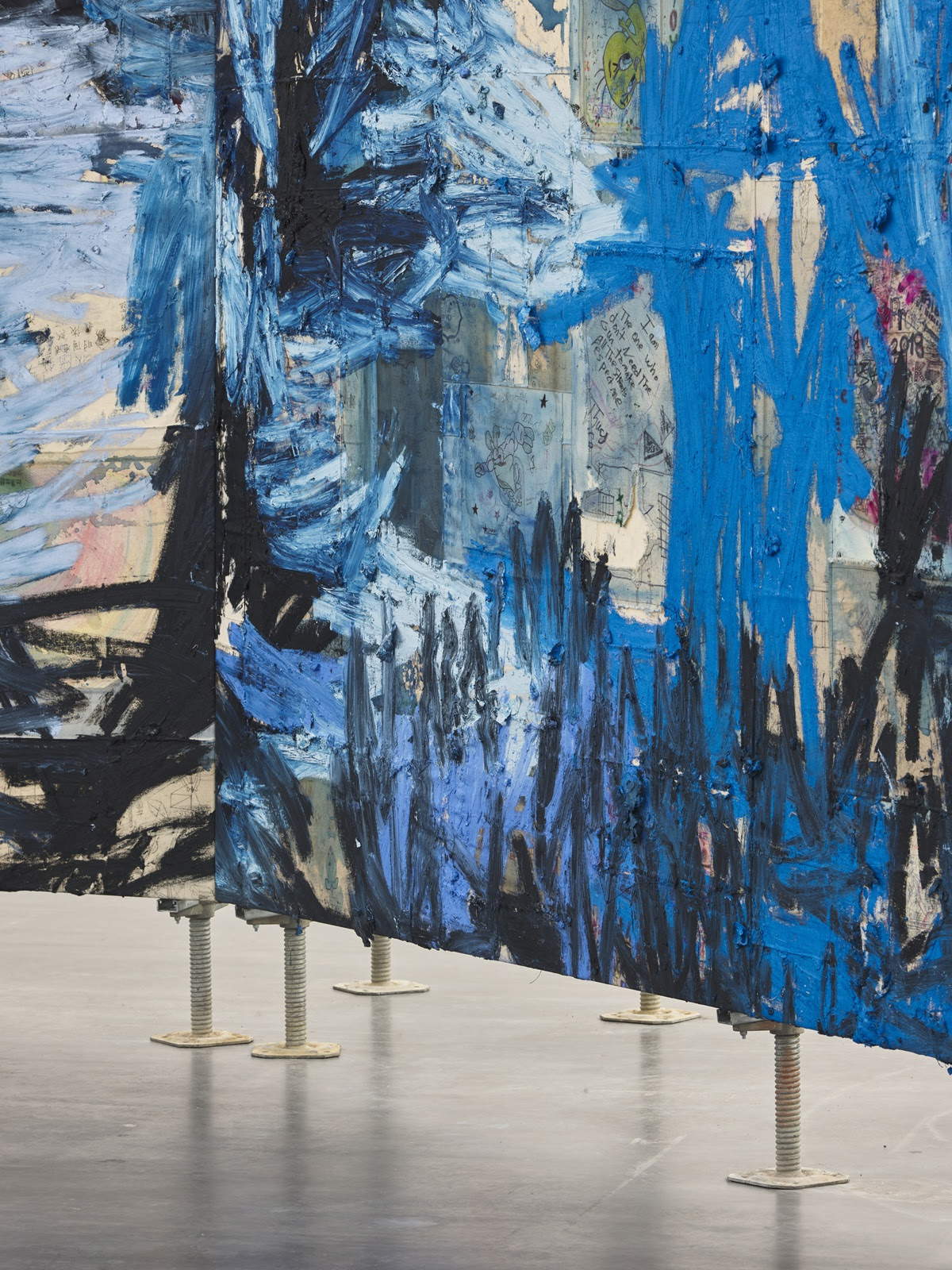 Oscar Murillo, Masses, veduta dell'installazione, (2 febbraio &ndash; 28 aprile 2024; Bruxelles, WIELS) Foto: Reinis Lismanis, su concessione dell'artista &copy; Oscar Murillo