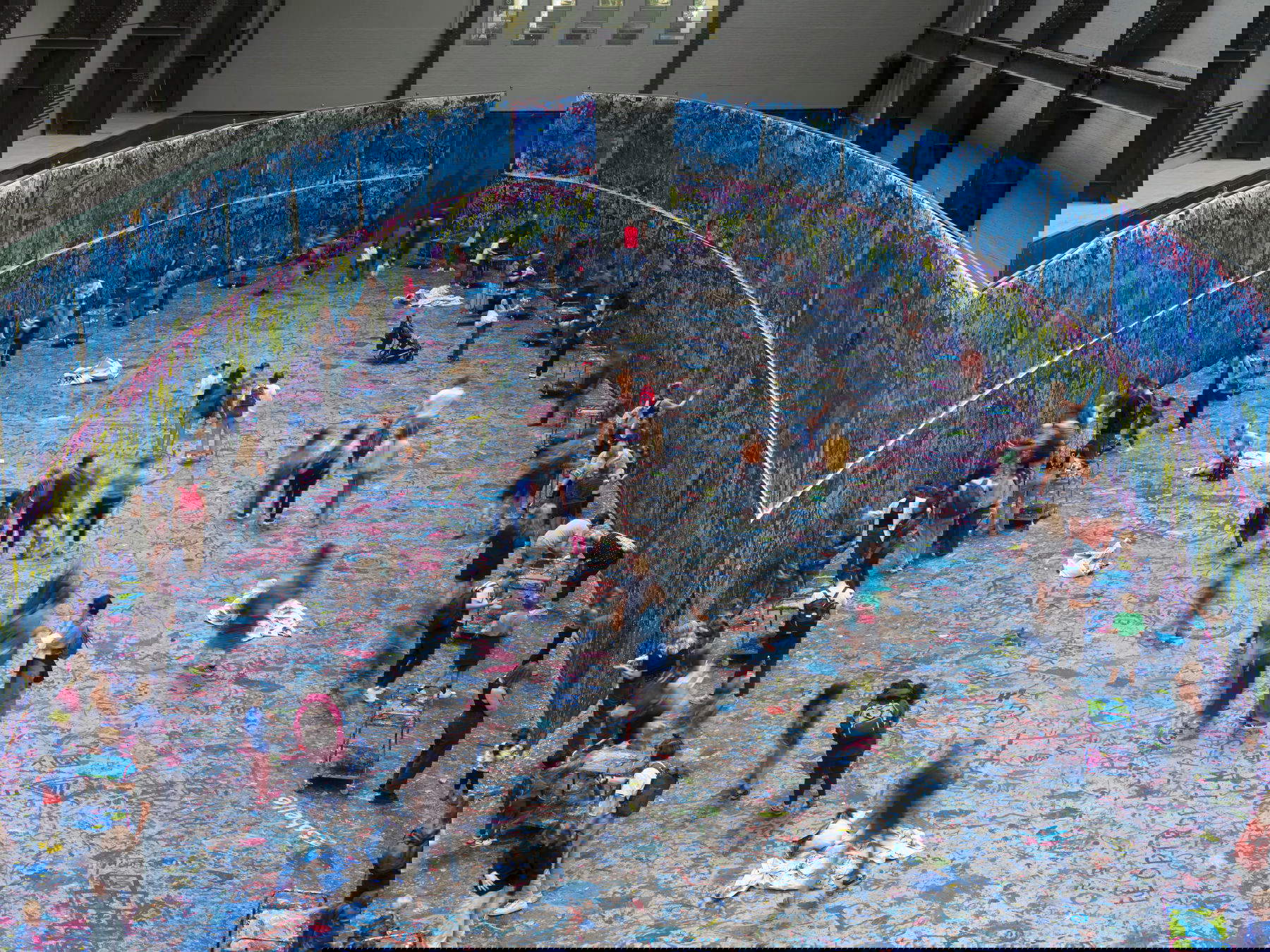 Oscar Murillo, The flooded garden, veduta dell&rsquo;installazione (20 luglio- 26 agosto 2024; Londra, Tate Modern) Foto: Tim Bowditche, Reinis Lismanis, su concessione dell'artista &copy; Oscar Murillo