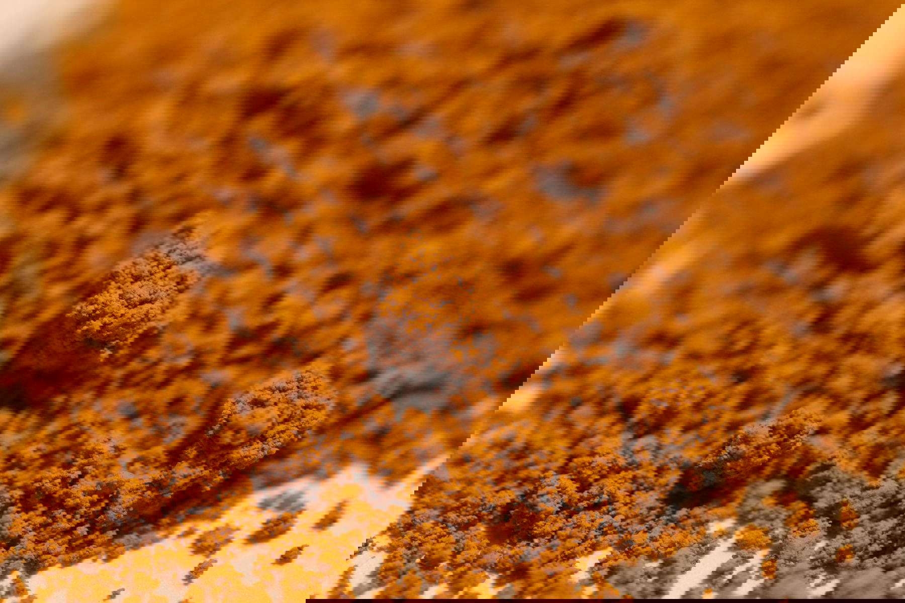 Eisenoxid, gelbes Pigment. Foto: Wikimedia Commons - Marco Almbauer