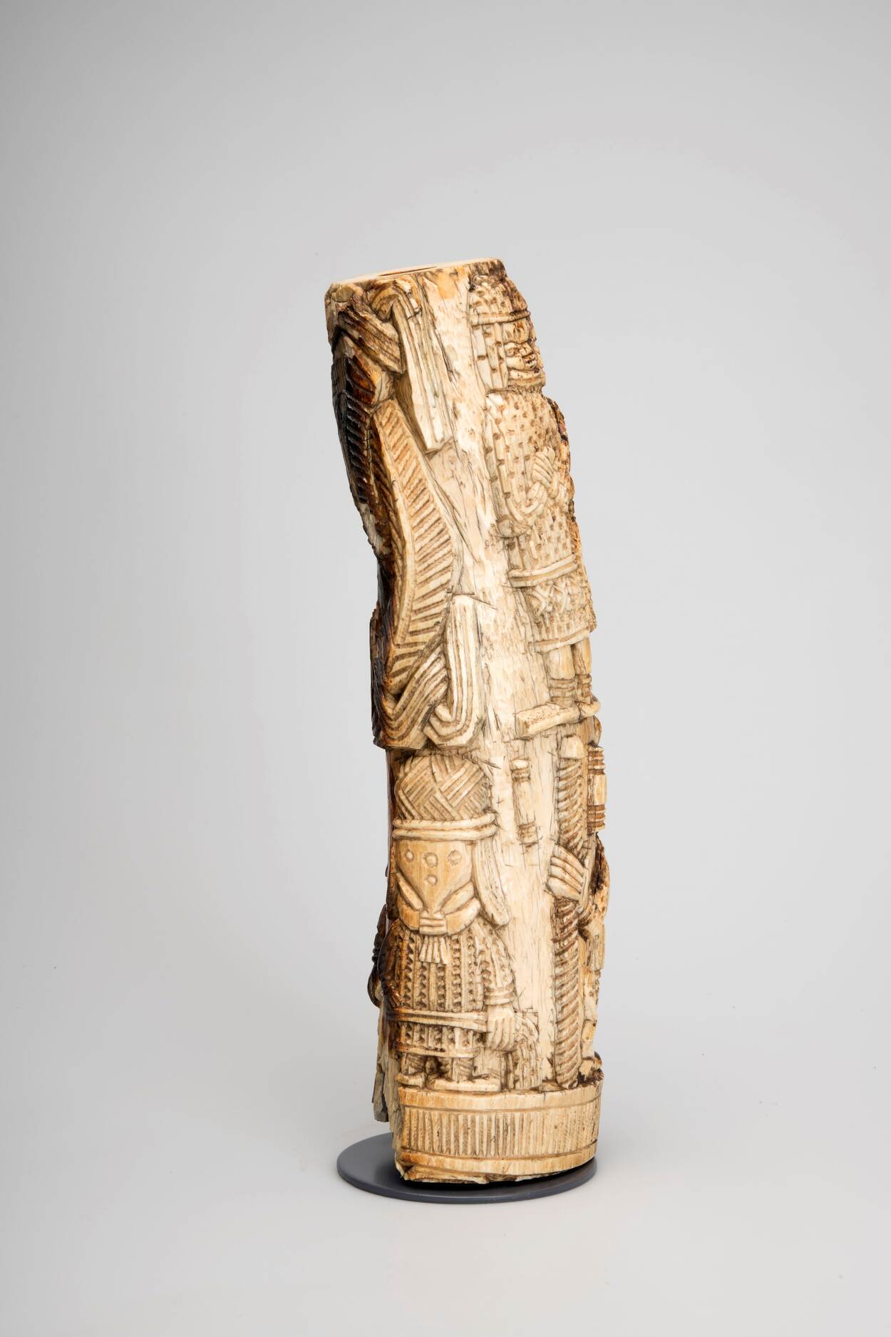 Geschnitzter Elefantenstoßzahn (1500-1897) Geschnitzter Elefantenstoßzahn (1500-1897)