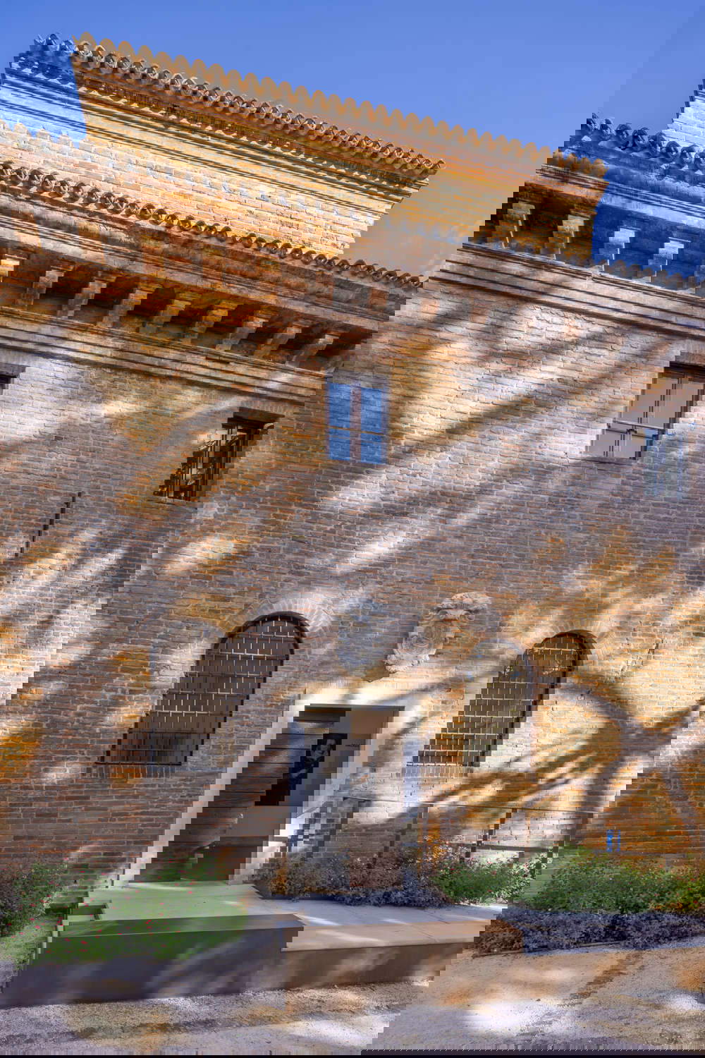 Näherer Blick auf den Eingang. Auf dem Weg dorthin findet der Besucher die Fachbuchhandlung, aber vor allem ausführliche historische und künstlerische Beschriftungen, die jeden Raum und jedes Möbelstück zum Sprechen bringen. Foto: Luca Gavagna Näherer Blick auf den Eingang. Auf dem Weg dorthin findet der Besucher die Fachbuchhandlung, aber vor allem ausführliche historische und künstlerische Beschriftungen, die jeden Raum und jedes Möbelstück zum Sprechen bringen. Foto: Luca Gavagna