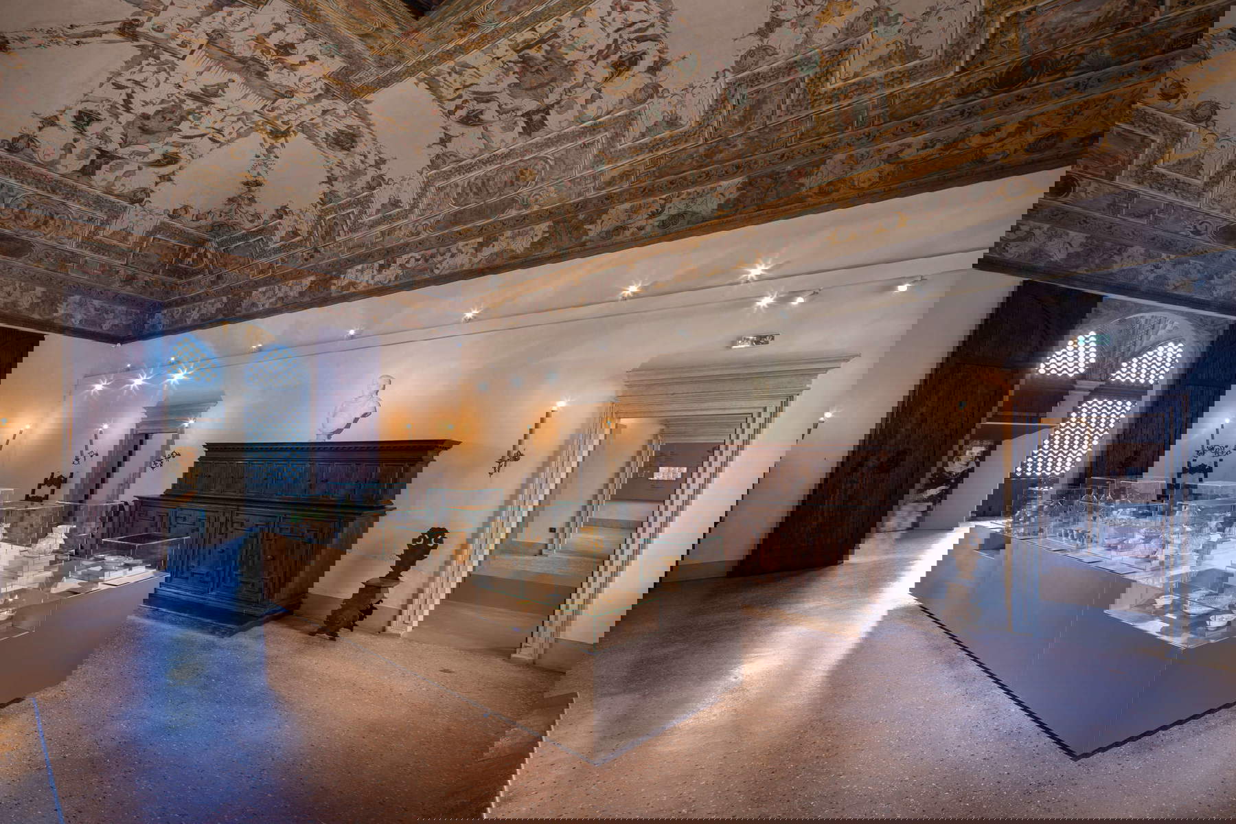 Der Große Saal. Er ist das einladende und leuchtende Herz der Residenz. Auch heute noch, nach sorgfältigen Restaurierungsarbeiten, bietet er uns die Pracht der pulsierenden Bilderdecke, eine grandiose Ausarbeitung von Sebastiano Filippi, genannt Bastianino, der über dem Eisenfries die schwebenden Pausen der Begrüßungsgeister ausbreitet und dann die Decke mit der zentralen Blume umklammert: das Symbol - könnte man sagen - jeder Höflichkeit des Raumes. Foto: Luca Gavagna Der Große Saal. Er ist das einladende und leuchtende Herz der Residenz. Auch heute noch, nach sorgfältigen Restaurierungsarbeiten, bietet er uns die Pracht der pulsierenden Bilderdecke, eine grandiose Ausarbeitung von Sebastiano Filippi, genannt Bastianino, der über dem Eisenfries die schwebenden Pausen der Begrüßungsgeister ausbreitet und dann die Decke mit der zentralen Blume umklammert: das Symbol - könnte man sagen - jeder Höflichkeit des Raumes. Foto: Luca Gavagna
