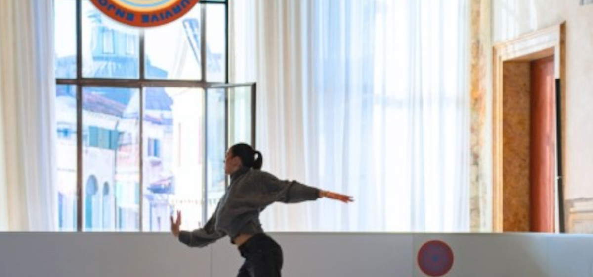 À Venise, Olaf Nicolai installe une patinoire dans un palais du XVIIIe siècle orné de fresques.
