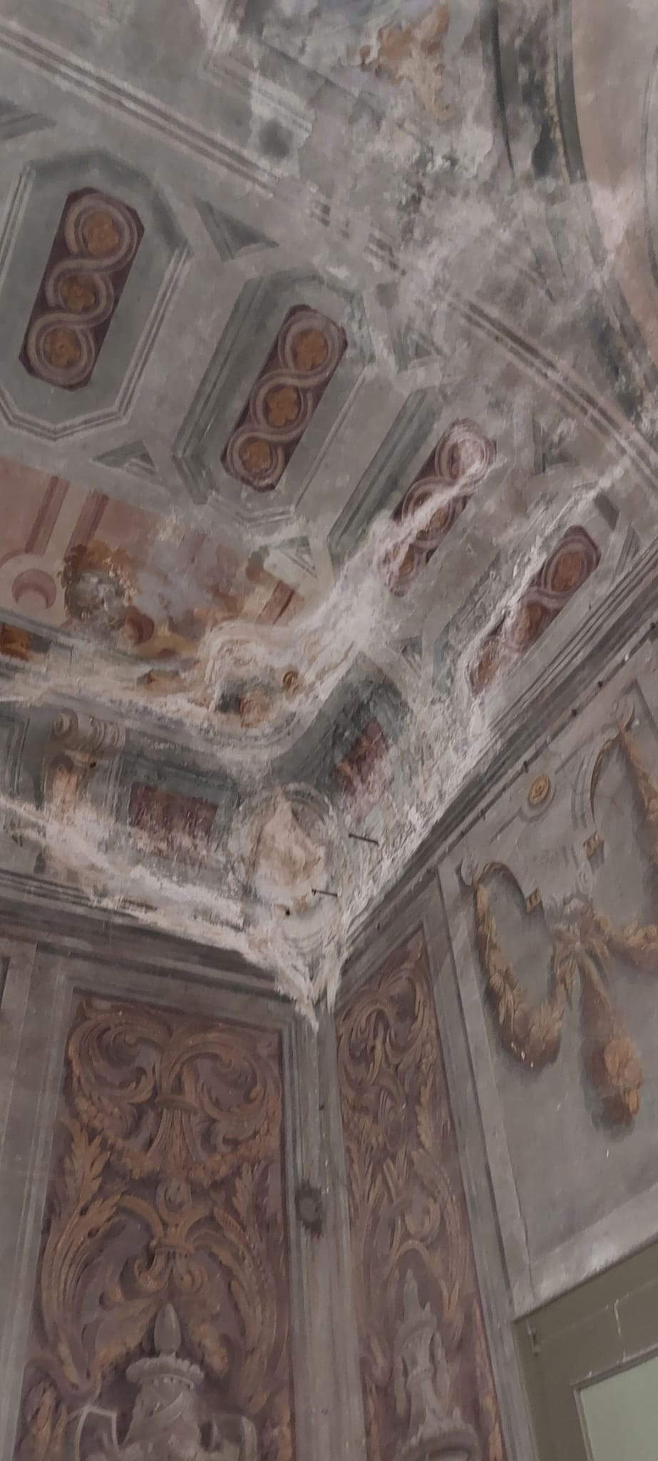 The state of the frescoes in the Olevano Palace