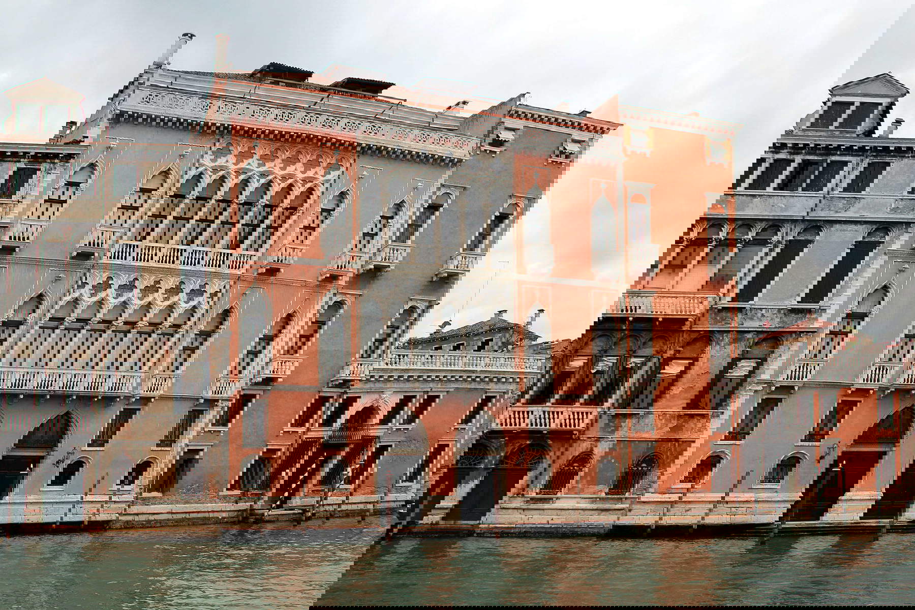 Venecia, Dries Van Noten compra el Palazzo Pisani Moretta: se convertirá en un taller de moda y artesanía