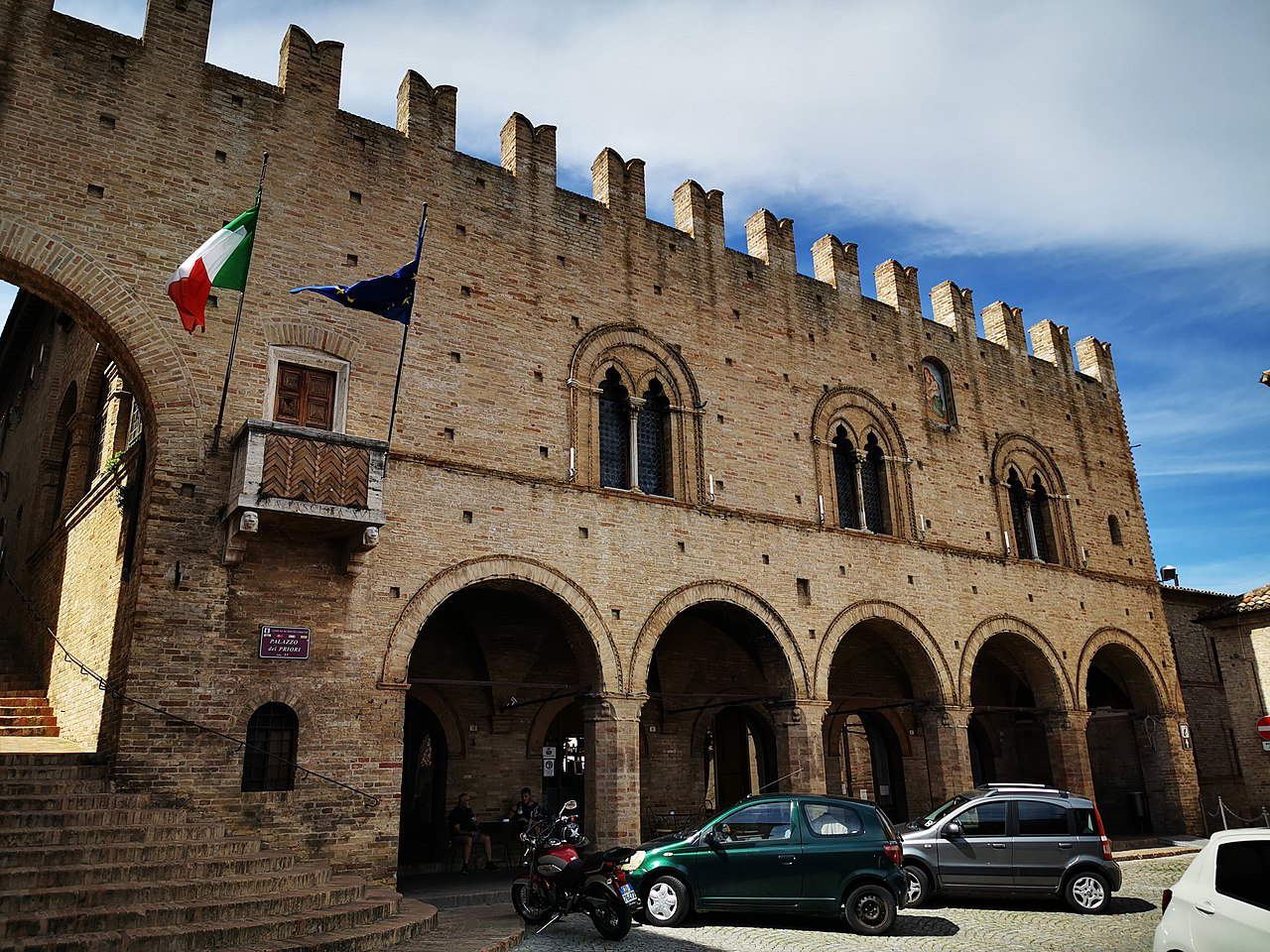 Realt&agrave;: Il Palazzo dei Priori di Montecassiano (Macerata)