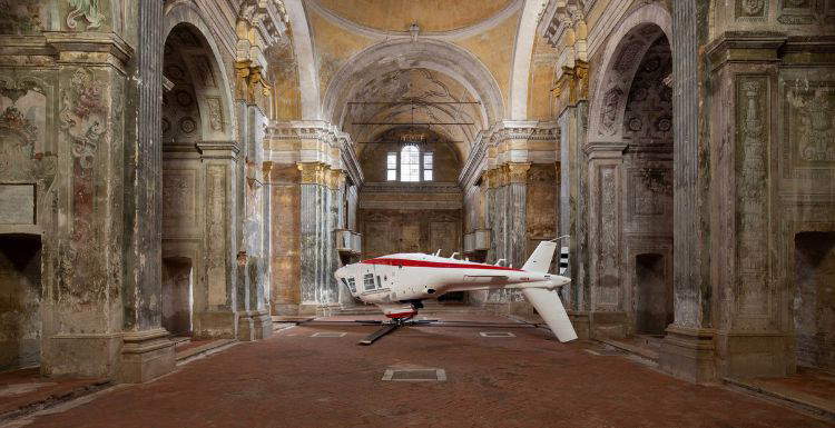 Paola Pivi bringt einen auf dem Kopf stehenden Hubschrauber in die Kirche San Carlo in Cremona