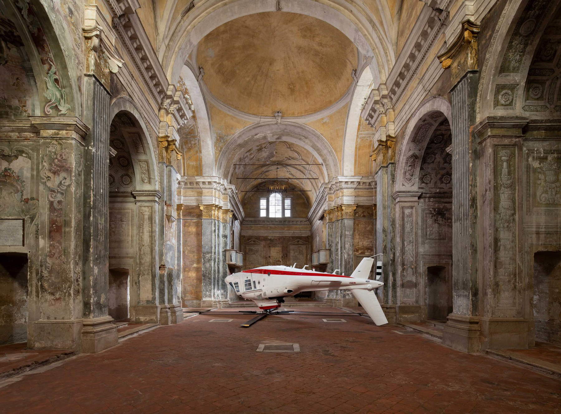Paola Pivi, Un helicóptero al revés (2025; Agusta 109, 2,73 x 11,8 x 8,5 m, Cremona, Chiesa di San Carlo) fotografía: Attilio Maranzano, cortesía de San Carlo Cremona.