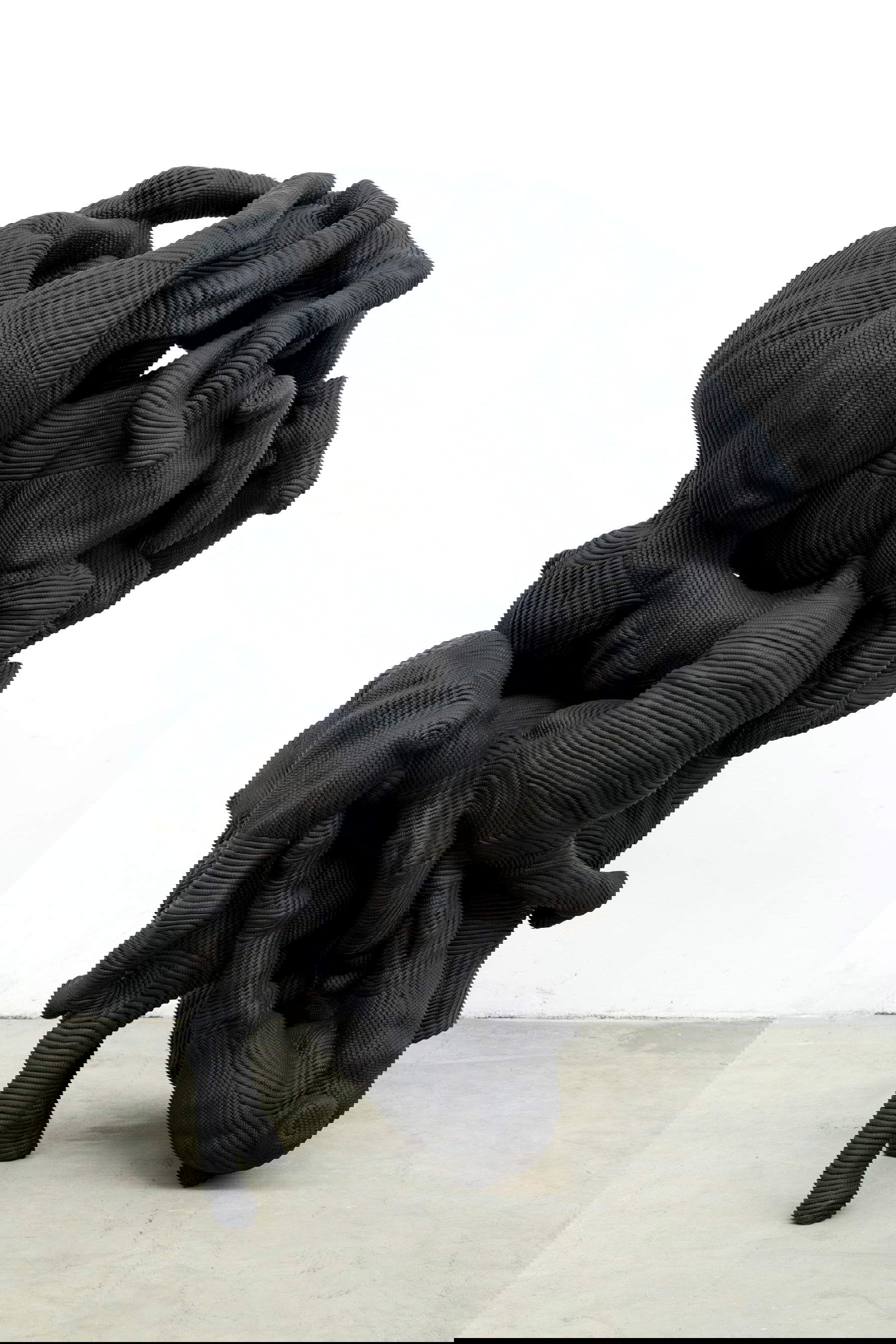 Paolo Grassino, Grumo (2016; esponja sobre resina, 163 x 97 x 118 cm)