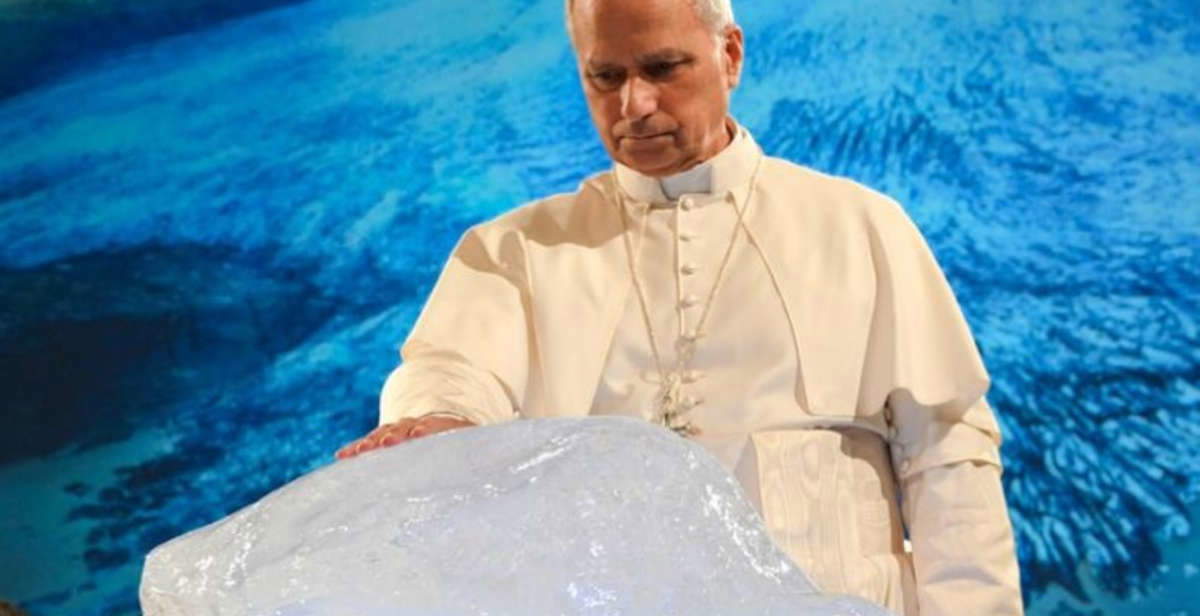 Papst Leo XIV. segnet einen von Olafur Eliasson nach Rom gebrachten Eisblock