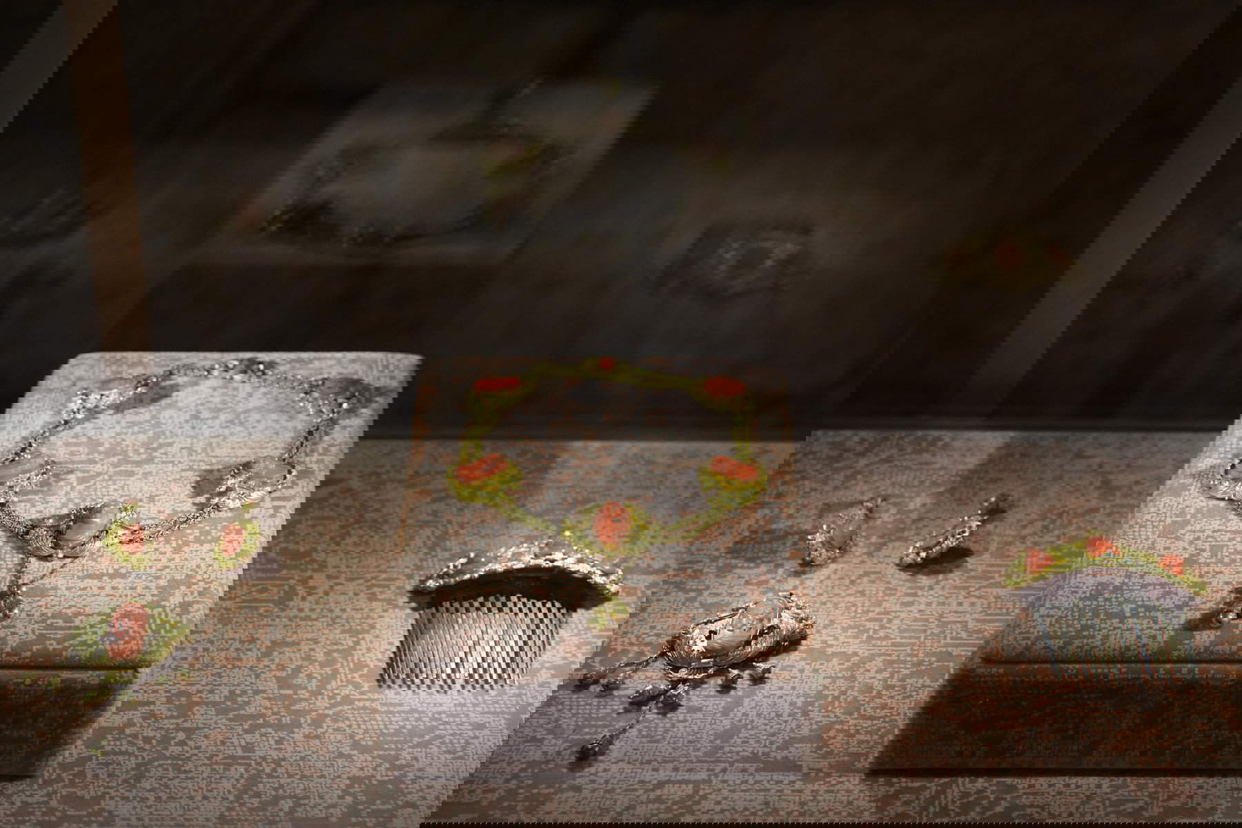 Fabricación vesubiana (corales), Wilhelm Kleiberg, San Petersburgo (montura), Parure compuesta de collar, pendientes, broche y adorno de peinado con camafeos de coral que representan bustos femeninos (1840; coral, oro; Torre del Greco, Colección del Museo Antonino De Simone). Los corales que lo componen fueron probablemente adquiridos en la zona del Vesubio para ser montados en 1840 por el joyero Wilhelm Kleiberg, que trabajaba en San Petersburgo, siguiendo una práctica en la que también participaban orfebres franceses, ingleses y del norte de Europa.