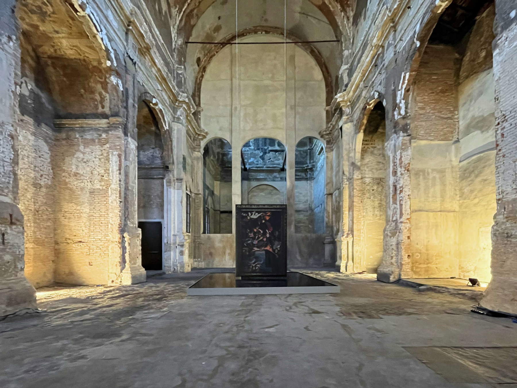 À Bologne, l'ancienne église de San Barbaziano rouvre ses portes et revit grâce à l'œuvre de Per Barclay.