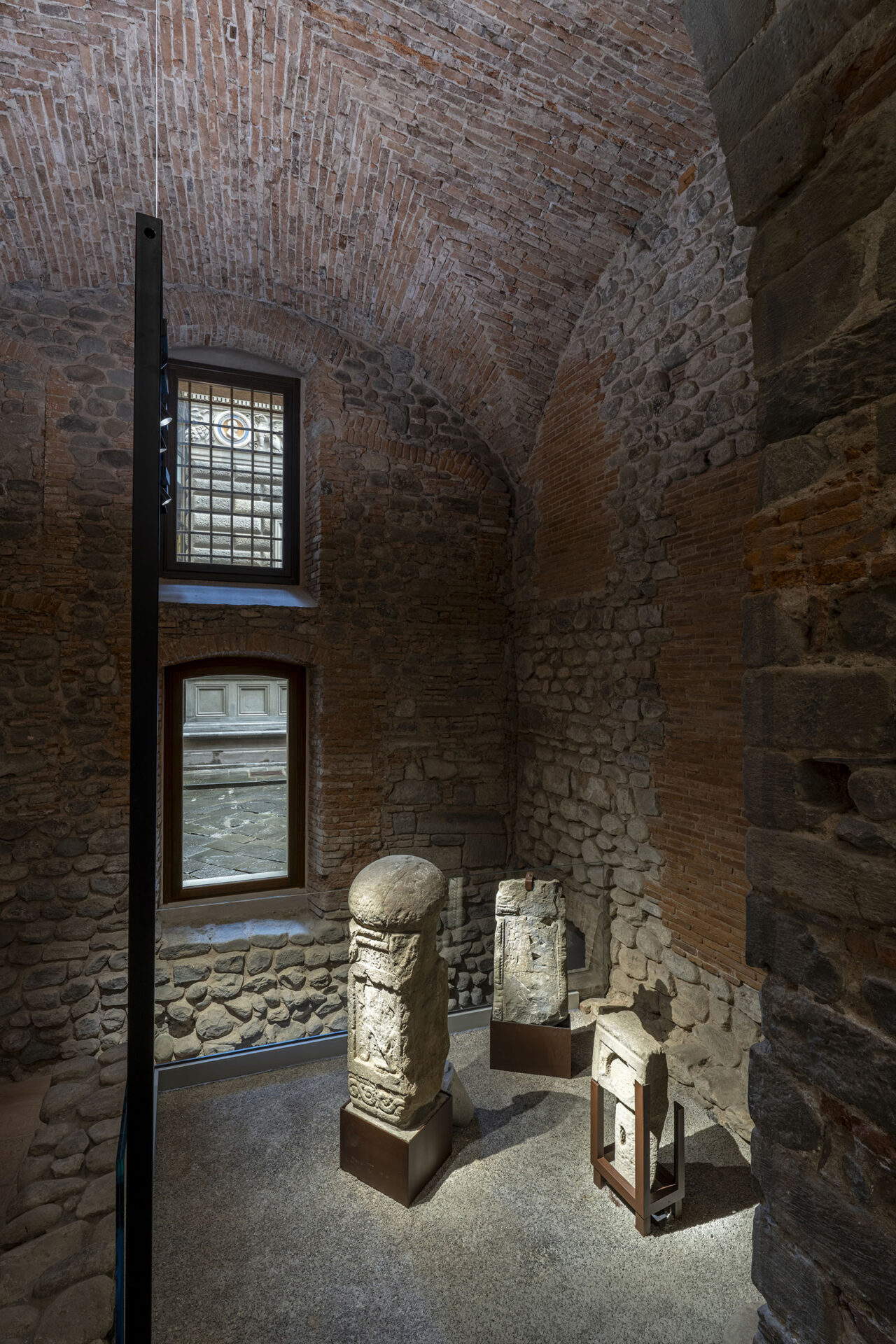 Vista de la instalación de la nueva ruta arqueológica, Museo del Antiguo Palacio de los Obispos, Pistoia, 2025. &copy; Ela Bialkowska, Okno Studio. En concesión de la Fondazione Pistoia Musei
