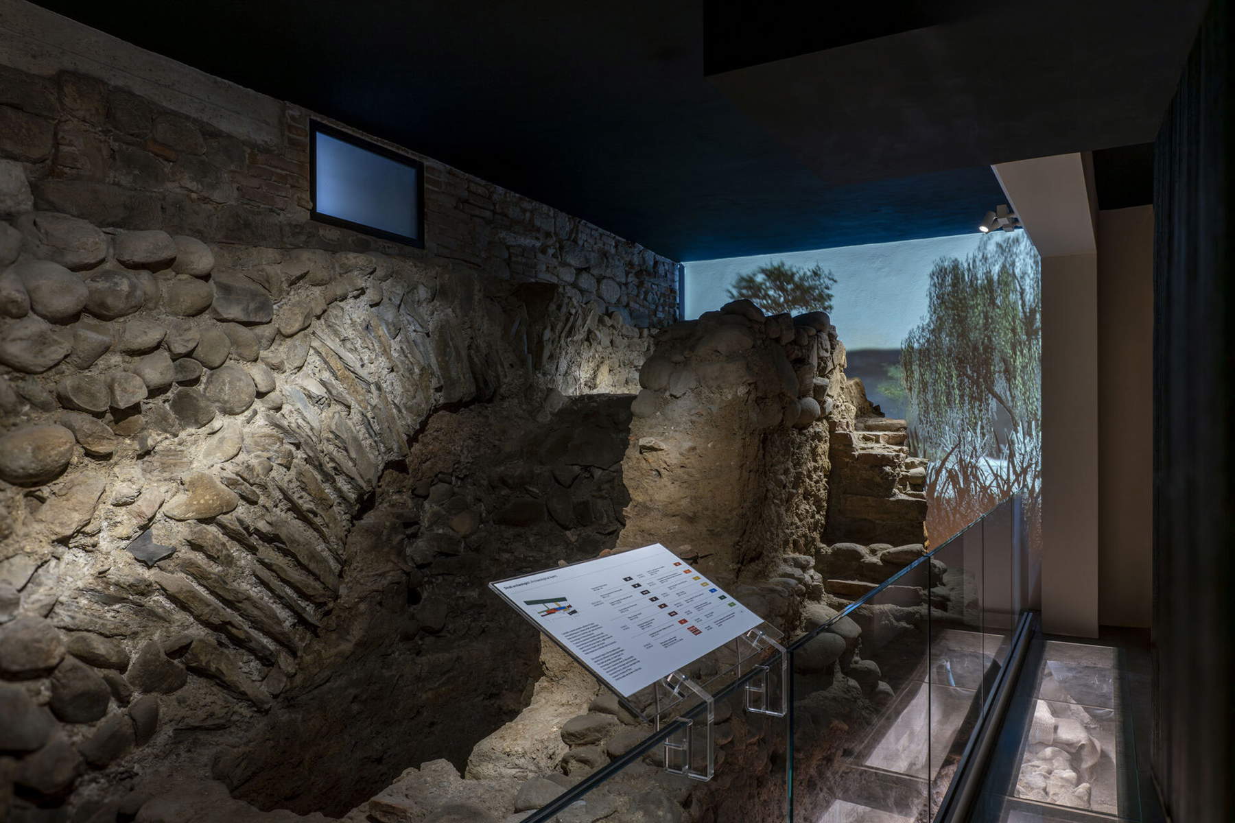 Vista de la instalación de la nueva ruta arqueológica, Museo del Antiguo Palacio de los Obispos, Pistoia, 2025. &copy; Ela Bialkowska, Okno Studio. En concesión de la Fondazione Pistoia Musei