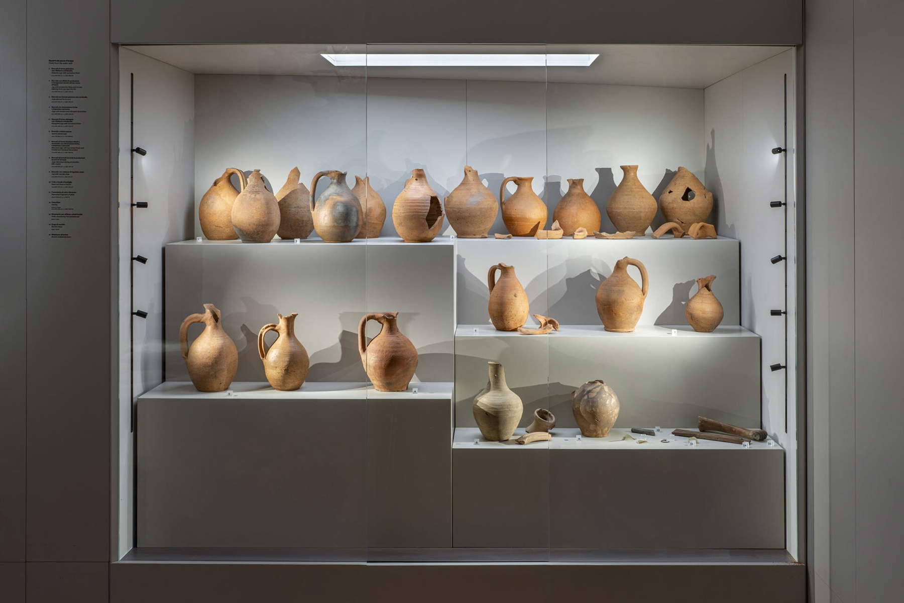 Vista de la instalación de la nueva ruta arqueológica, Museo del Antiguo Palacio de los Obispos, Pistoia, 2025. &copy; Ela Bialkowska, Okno Studio. En concesión de la Fondazione Pistoia Musei