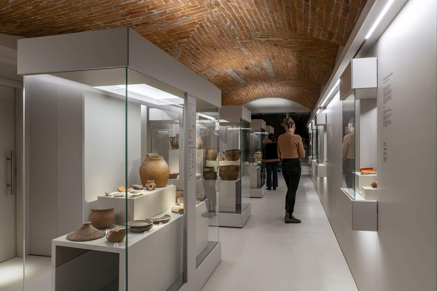 Vista de la instalación de la nueva ruta arqueológica, Museo del Antiguo Palacio de los Obispos, Pistoia, 2025. &copy; Ela Bialkowska, Okno Studio. En concesión de la Fondazione Pistoia Musei