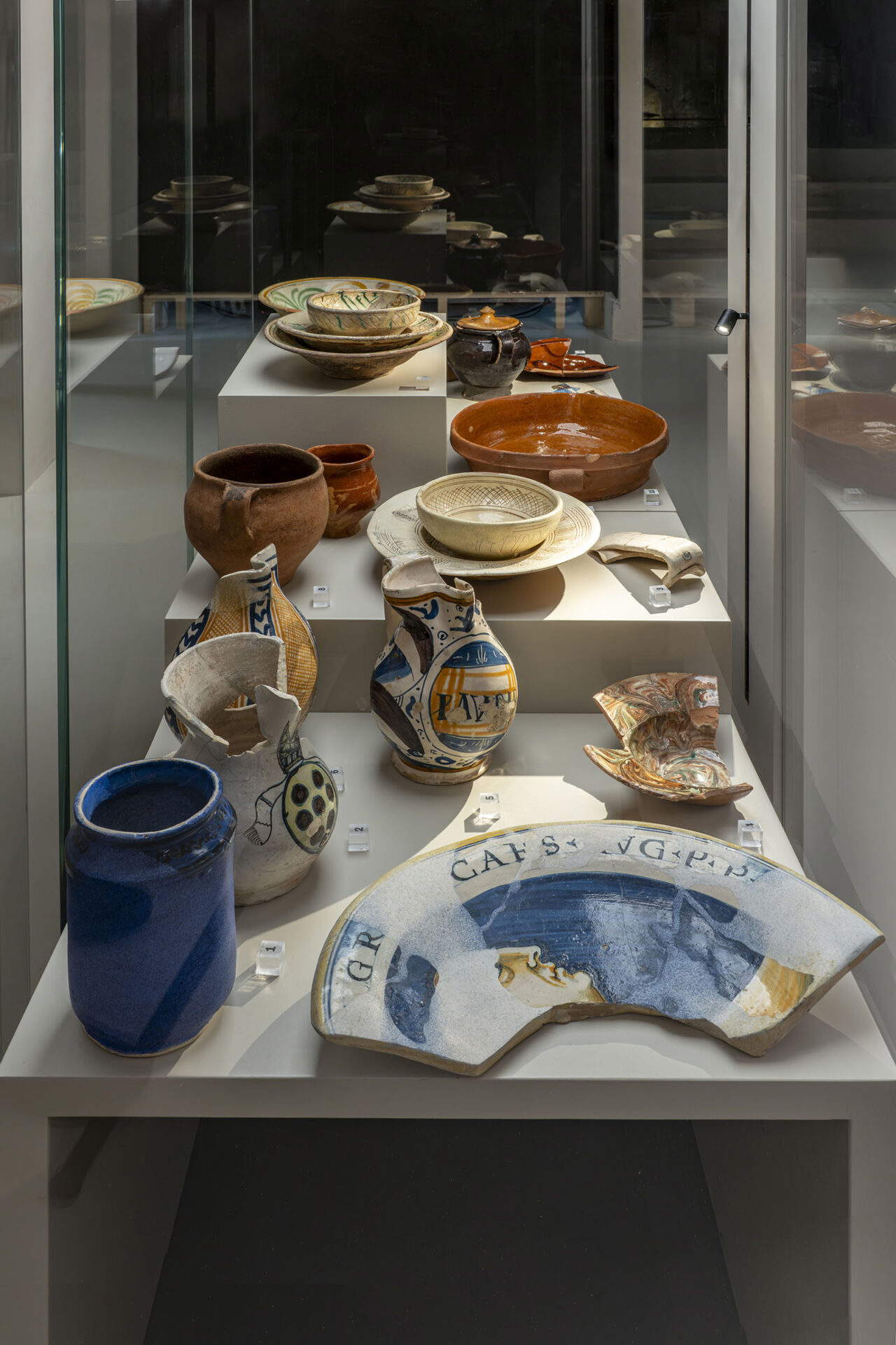 Vista de la instalación de la nueva ruta arqueológica, Museo del Antiguo Palacio de los Obispos, Pistoia, 2025. &copy; Ela Bialkowska, Okno Studio. En concesión de la Fondazione Pistoia Musei