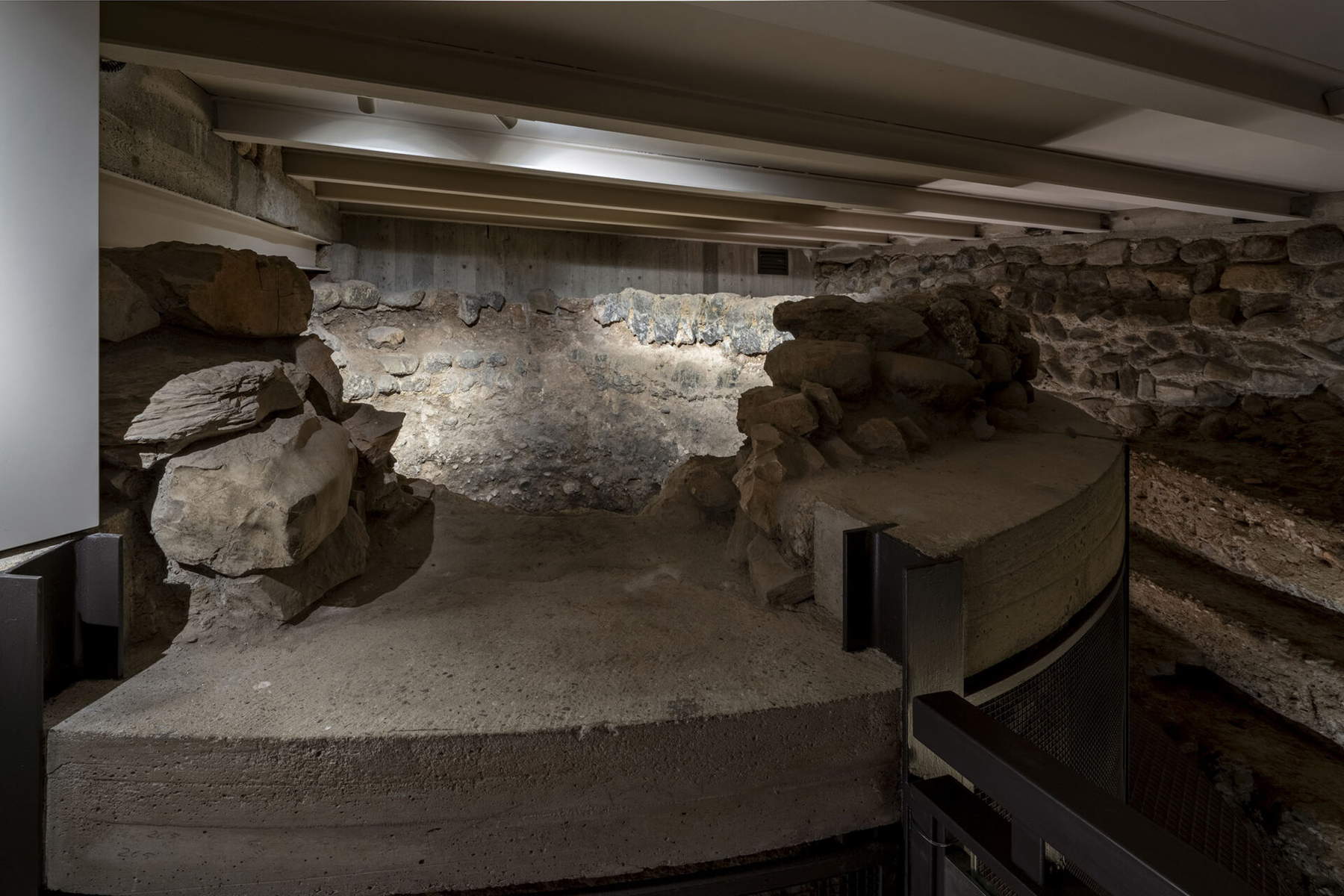 Vista de la instalación de la nueva ruta arqueológica, Museo del Antiguo Palacio de los Obispos, Pistoia, 2025. &copy; Ela Bialkowska, Okno Studio. En concesión de la Fondazione Pistoia Musei