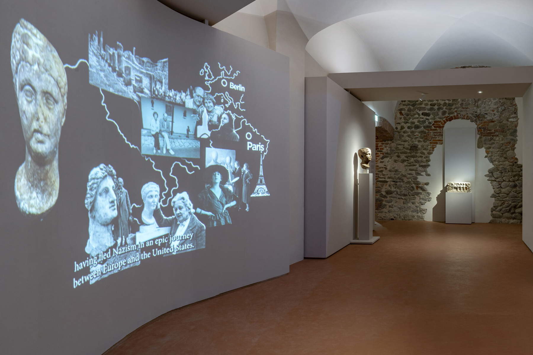 Vista de la instalación de la nueva ruta arqueológica, Museo del Antiguo Palacio de los Obispos, Pistoia, 2025. &copy; Ela Bialkowska, Okno Studio. En concesión de la Fondazione Pistoia Musei