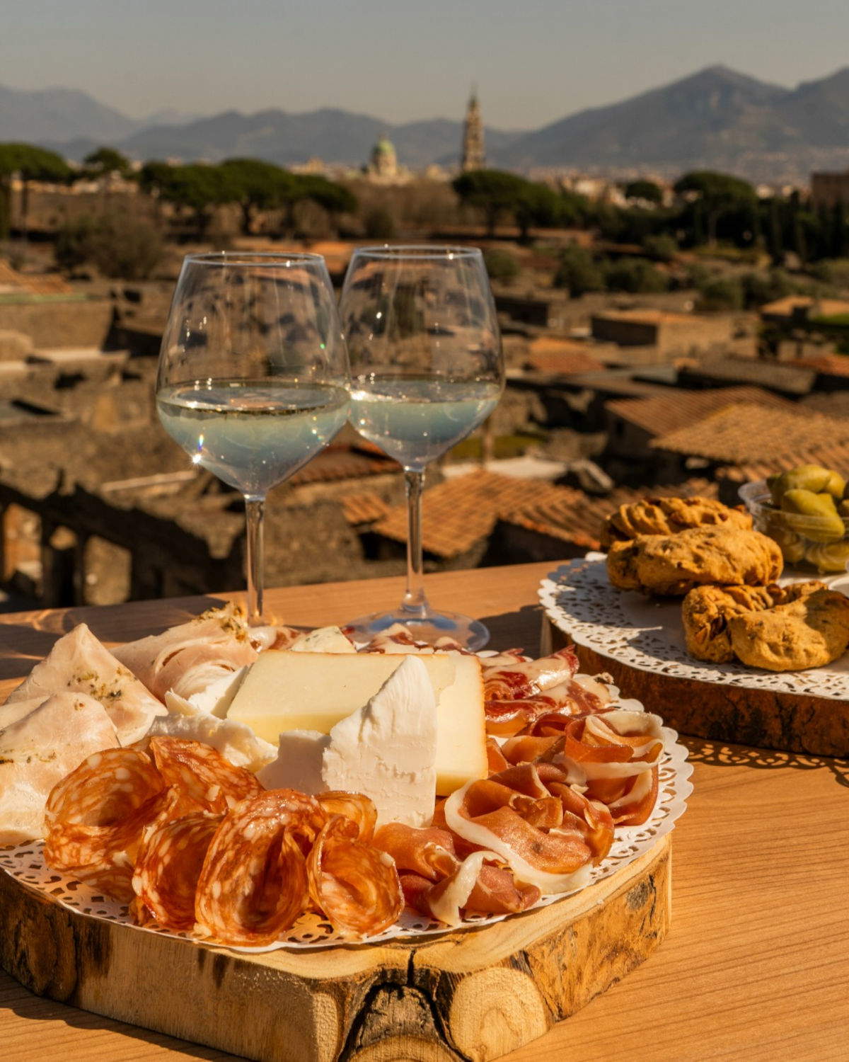 Ein Teller aus dem Restaurant Chora Pompei mit den Ruinen der Stadt im Hintergrund. Foto: &copy;Chora Pompeji