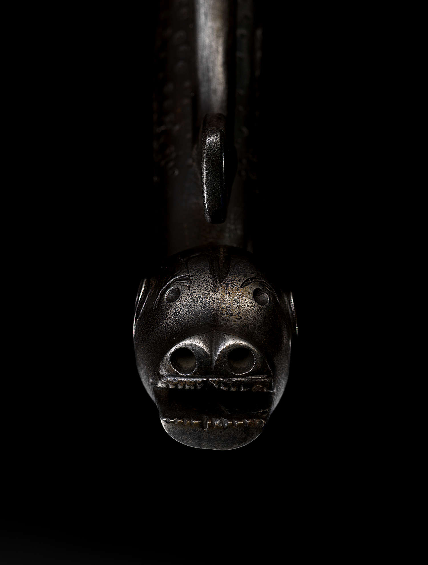 Picchiotto da porta (Francia, secolo XVIII; Ferro forgiato, scolpito e inciso, 18,5 x 3 x 8 cm)