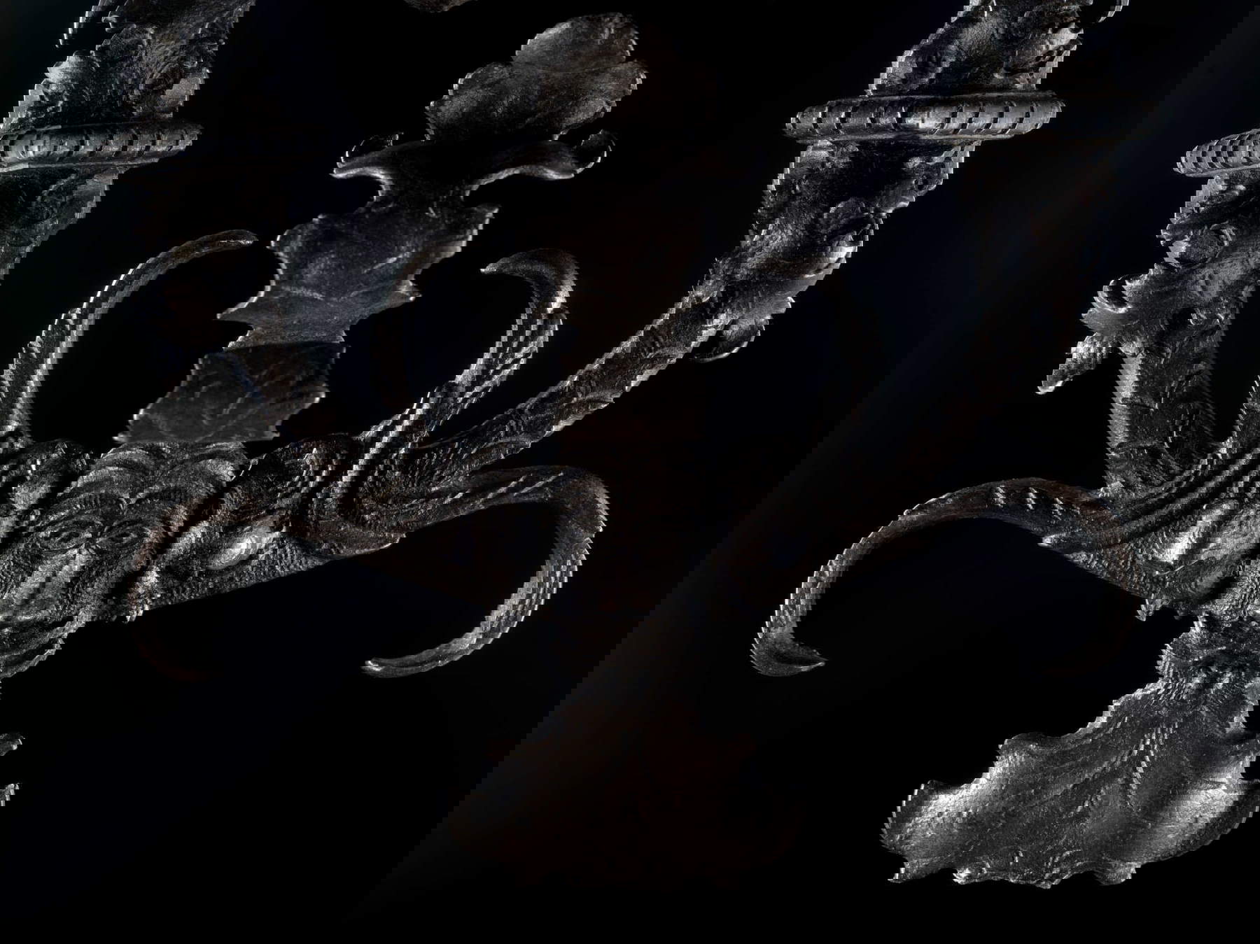 Picchiotto da porta (Germania meridionale, seconda met&agrave; secolo XVII; Ferro forgiato, scolpito, sbalzato, traforato e inciso, 71,5 x 22 x 15 cm)