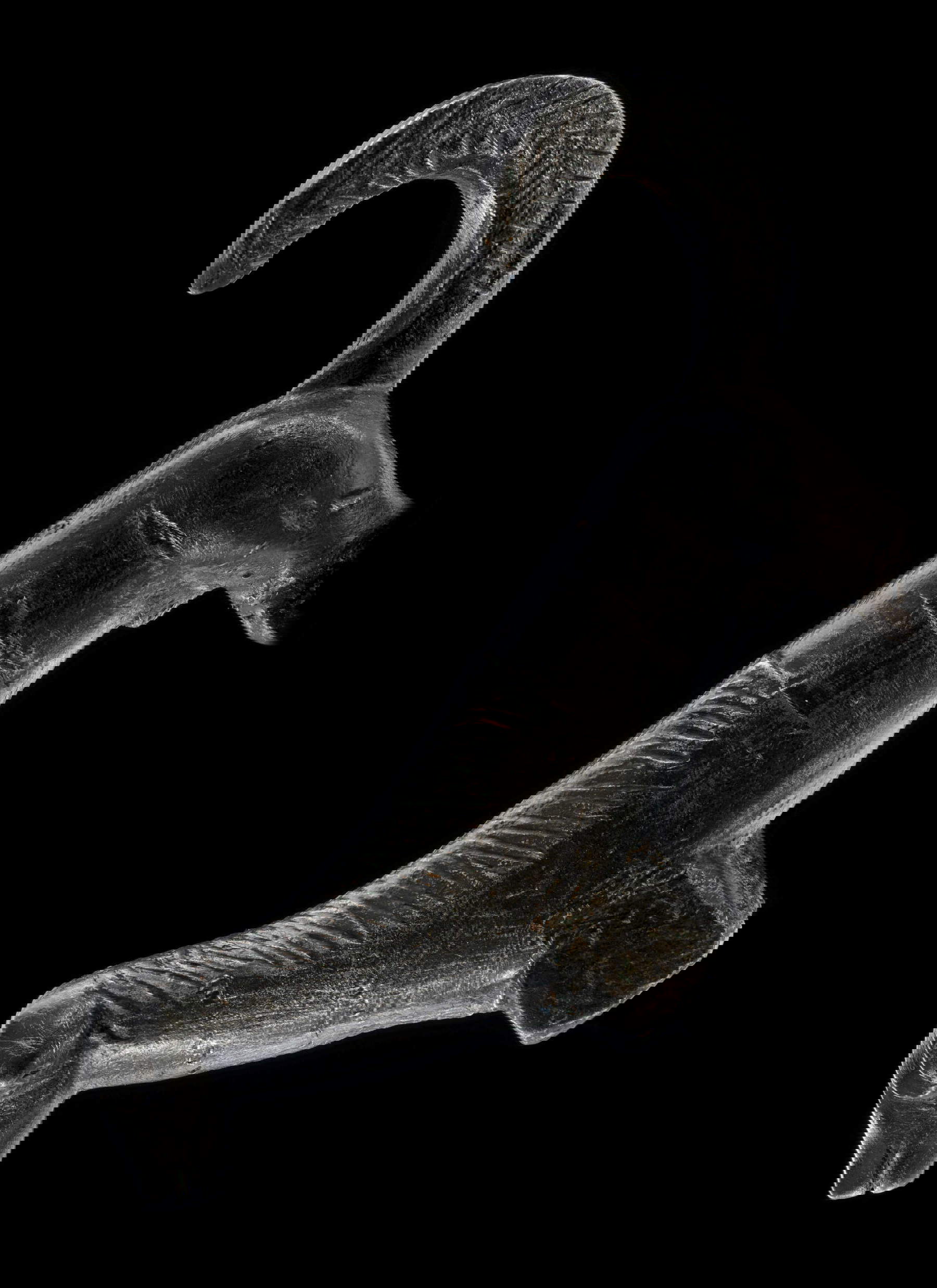 Picchiotto da porta (Spagna, secolo XVIII; Ferro forgiato scolpito e inciso, 13 x 3 x 6,5 cm)