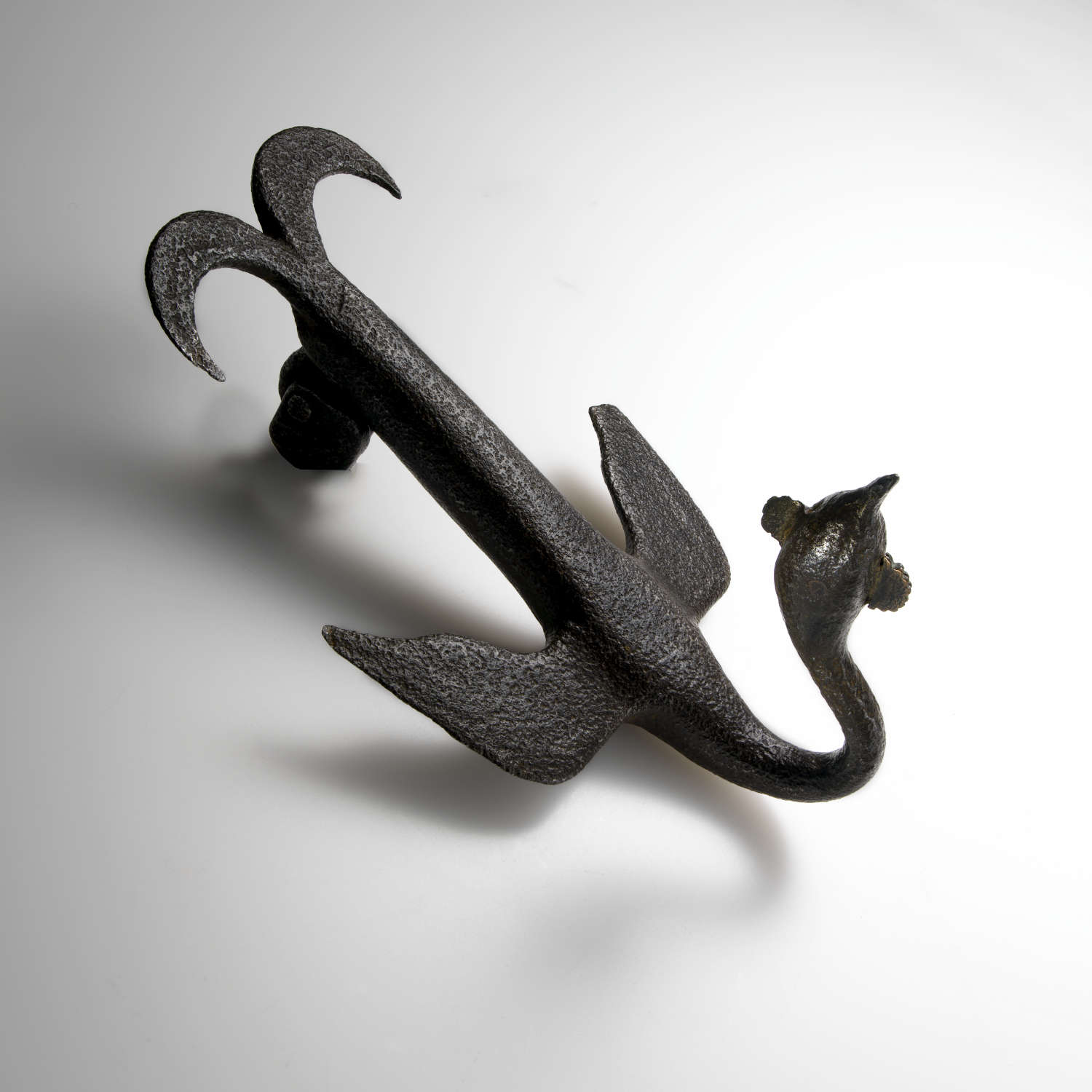 Picchiotto da porta (Spagna, secolo XVII; Ferro forgiato e scolpito, rame, 19 x 13 x 10 cm)