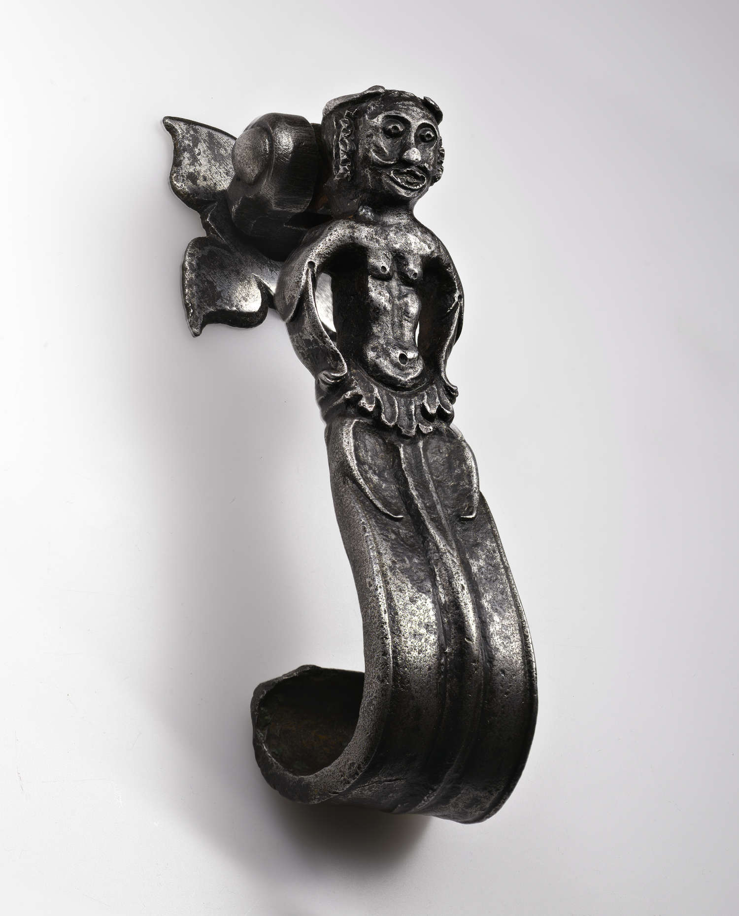 Picchiotto da porta con piastra di fondo (Germania meridionale, prima met&agrave; secolo XVII; Ferro forgiato, scolpito, traforato e inciso, 15,5 x 5,5 x 10 cm)