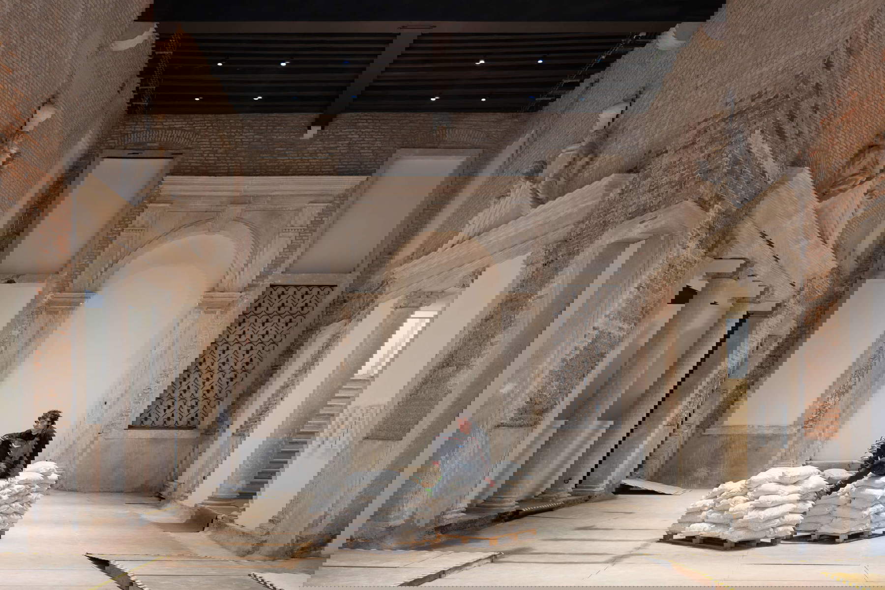 Piero Golia, Untitled (floor) (2024-2025). Foto: Marco Cappelletti. Su concessione di Palazzo Diedo - Berggruen Arts & Culture. Piero Golia, Untitled (floor) (2024-2025). Foto: Marco Cappelletti. Su concessione di Palazzo Diedo - Berggruen Arts & Culture.