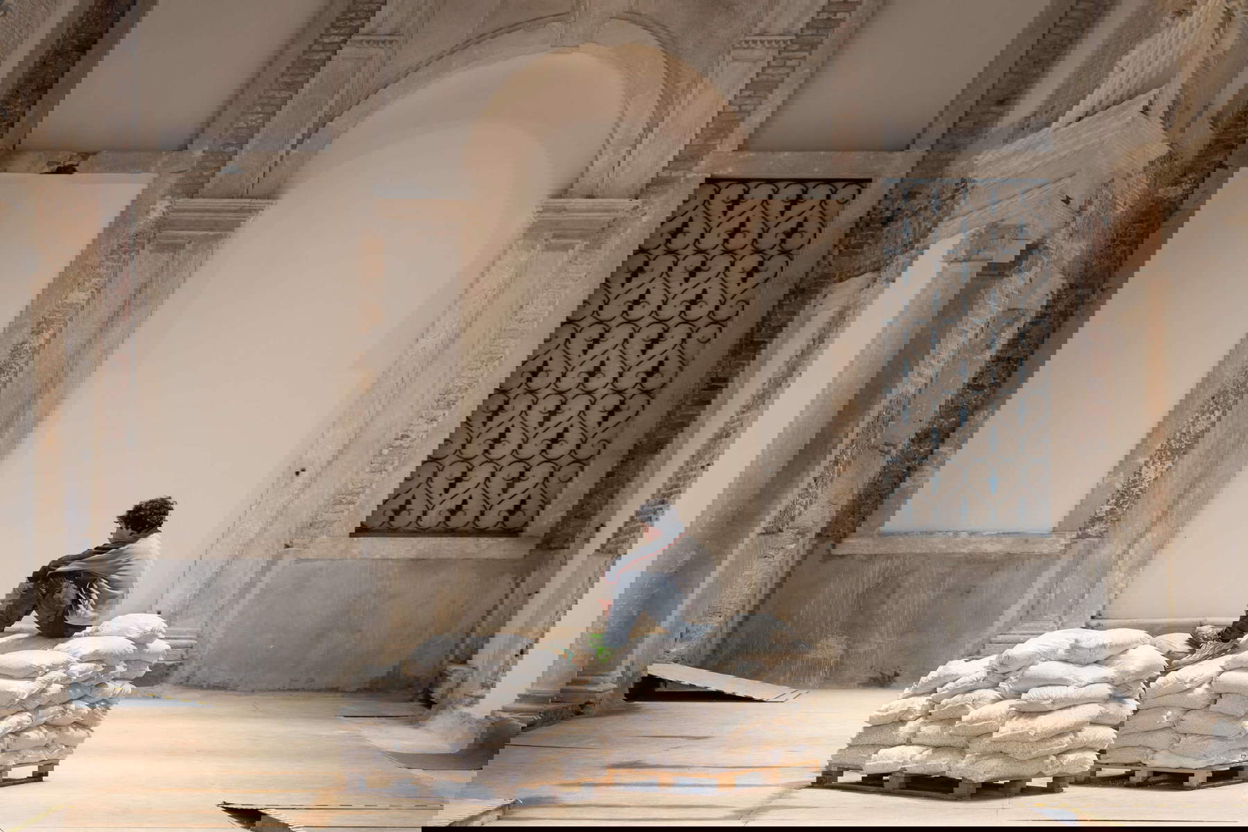 Piero Golia, Untitled (floor) (2024-2025). Foto: Marco Cappelletti. Su concessione di Palazzo Diedo - Berggruen Arts & Culture. Piero Golia, Untitled (floor) (2024-2025). Foto: Marco Cappelletti. Su concessione di Palazzo Diedo - Berggruen Arts & Culture.